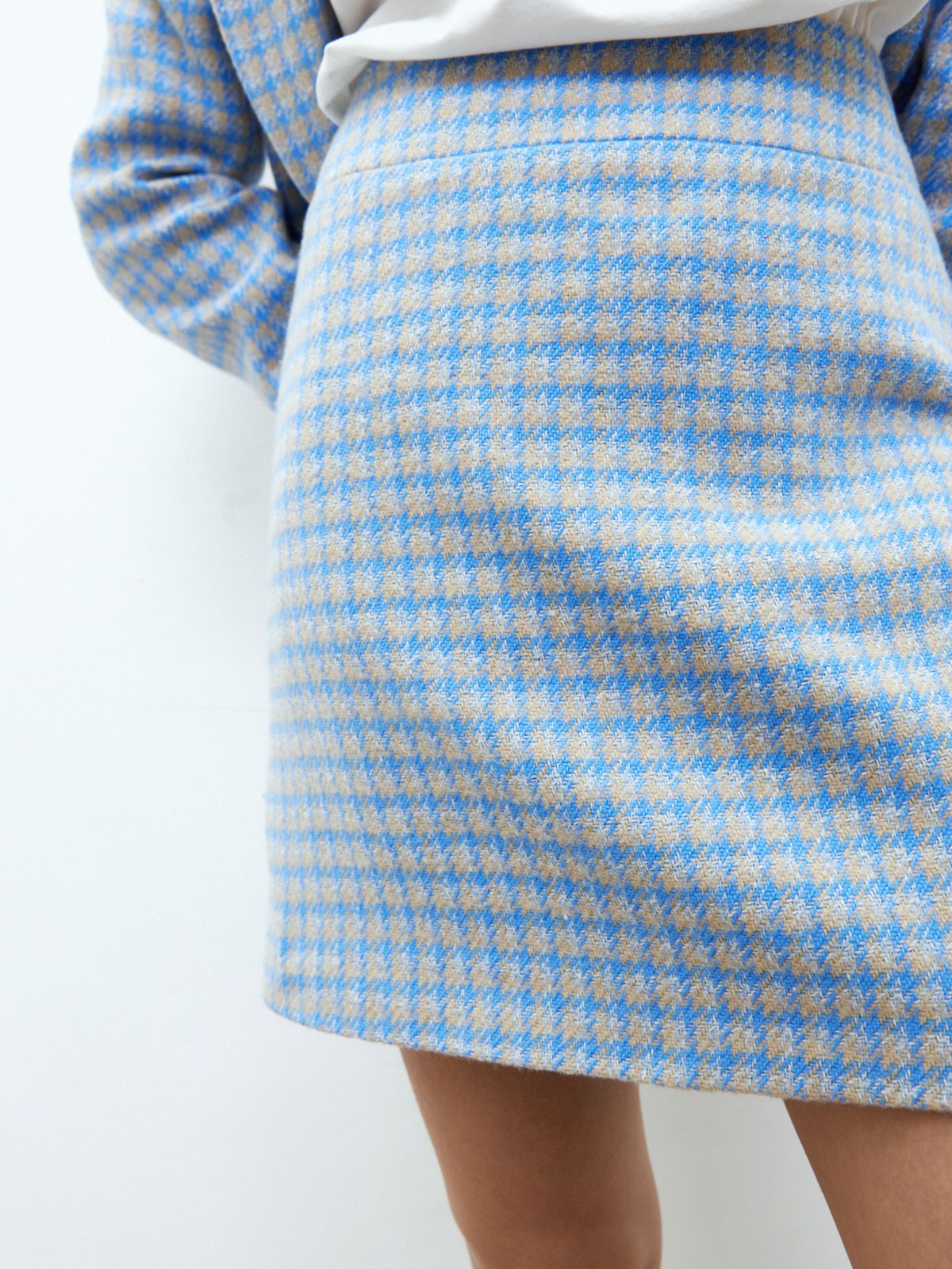 Мини-юбка, цвет: Бежево-голубая гусиная лапка Allweneed
Мини-юбка из плотной костюмной ткани. Потайная молния сзади. Модель слегка облегает бедра. Нам нравится, как вытягивается силуэт, если надеть юбку вместе с жакетом в тон. Носите модель также с водолазками, джемперами и лонгсливами.
На модели размер XS