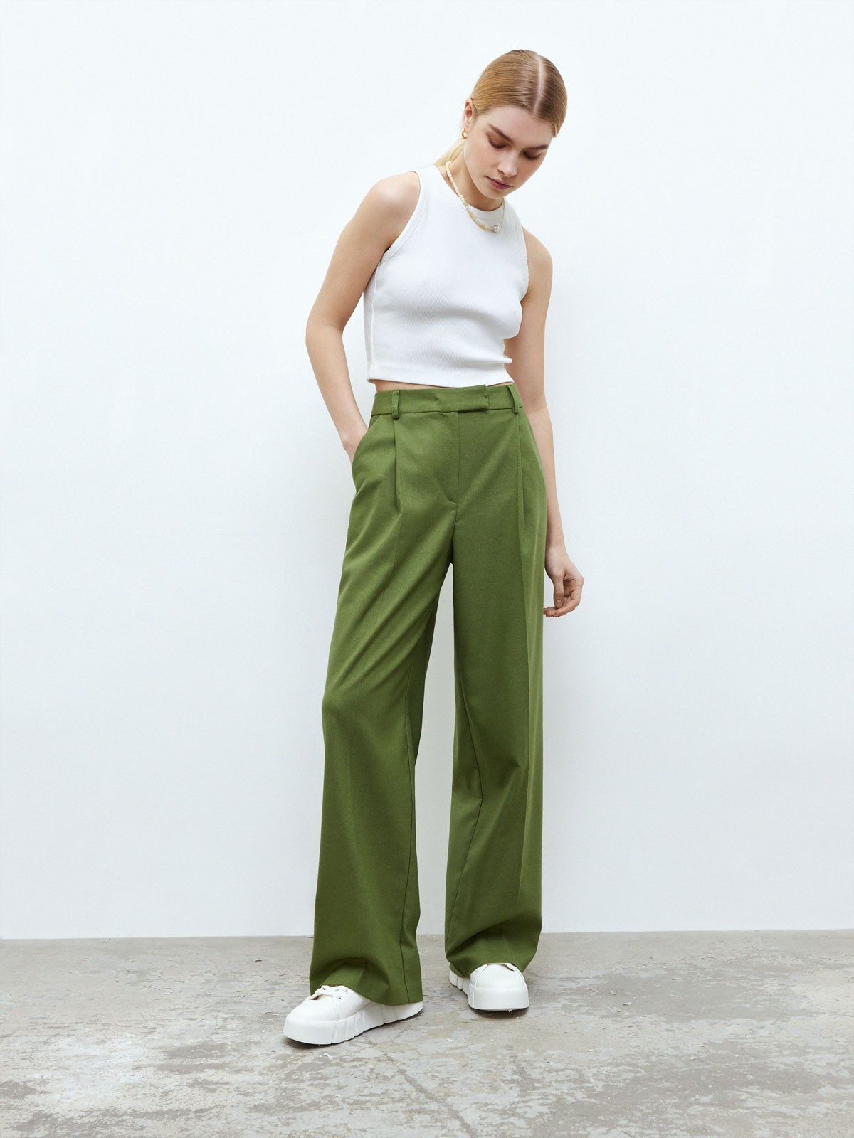 Широкие, длинные брюки на низкой посадке, цвет: травяной Allweneed
Брюки свободного кроя на складке. Мы пошли на риск и создали модель, которая напоминает фасоны 2000-х.Средняя посадка на косточке бедра, благодаря чему будет смотреться хорошо на любом росте. Потайная застежка на крючки. Носите комплектом с жакетом в тон из новой коллекции.
На модели размер XS