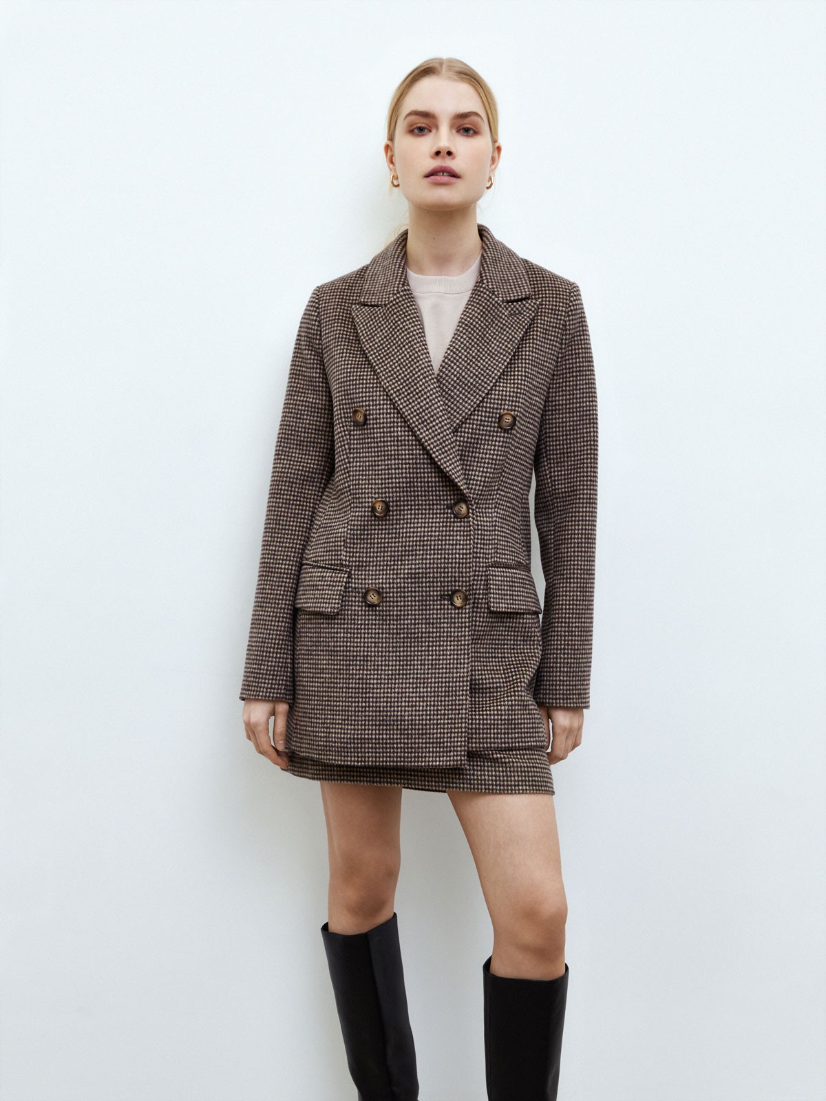 Двубортный удлиненный жакет-полупальто, цвет: Коричневая гусиная лапка Allweneed
Удлиненный жакет с двумя рядами пуговиц. Слегка приталенный силуэт. Два классических кармана с клапанами. Модель создана из плотной костюмной ткани, которая напоминает материал для пальто. Имеется приятная на ощупь подкладочная тканьдля комфорта 24/7. Идеальный вариант, если вы ищете жакет на раннюю весну. Мы предлагаем носить модель с юбкой в тон из новой коллекции или с любимыми джинсами на прогулку.
На модели размер XS