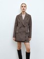 Двубортный удлиненный жакет-полупальто, цвет: Коричневая гусиная лапка Allweneed
Удлиненный жакет с двумя рядами пуговиц. Слегка приталенный силуэт. Два классических кармана с клапанами. Модель создана из плотной костюмной ткани, которая напоминает материал для пальто. Имеется приятная на ощупь подкладочная тканьдля комфорта 24/7. Идеальный вариант, если вы ищете жакет на раннюю весну. Мы предлагаем носить модель с юбкой в тон из новой коллекции или с любимыми джинсами на прогулку.
На модели размер XS