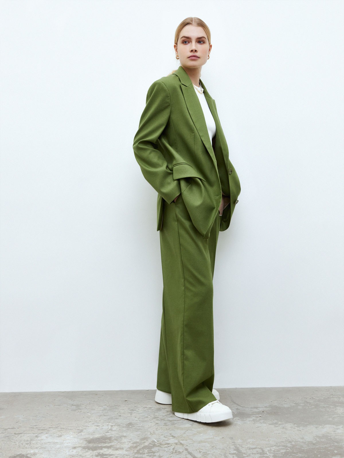 


Жакет oversize кроя в мужском стиле с акцентными плечами. На фигуре сидит нарочито свободно. Два разреза на спине и гладкая подкладка, чтобы вам было комфортно носить его каждый день. Два кармана с клапанами. Цвета различаются по составу. Выбирайте: базовый серый или трендовый травяной, который напомнит вам о весне.

На модели размер XS/S