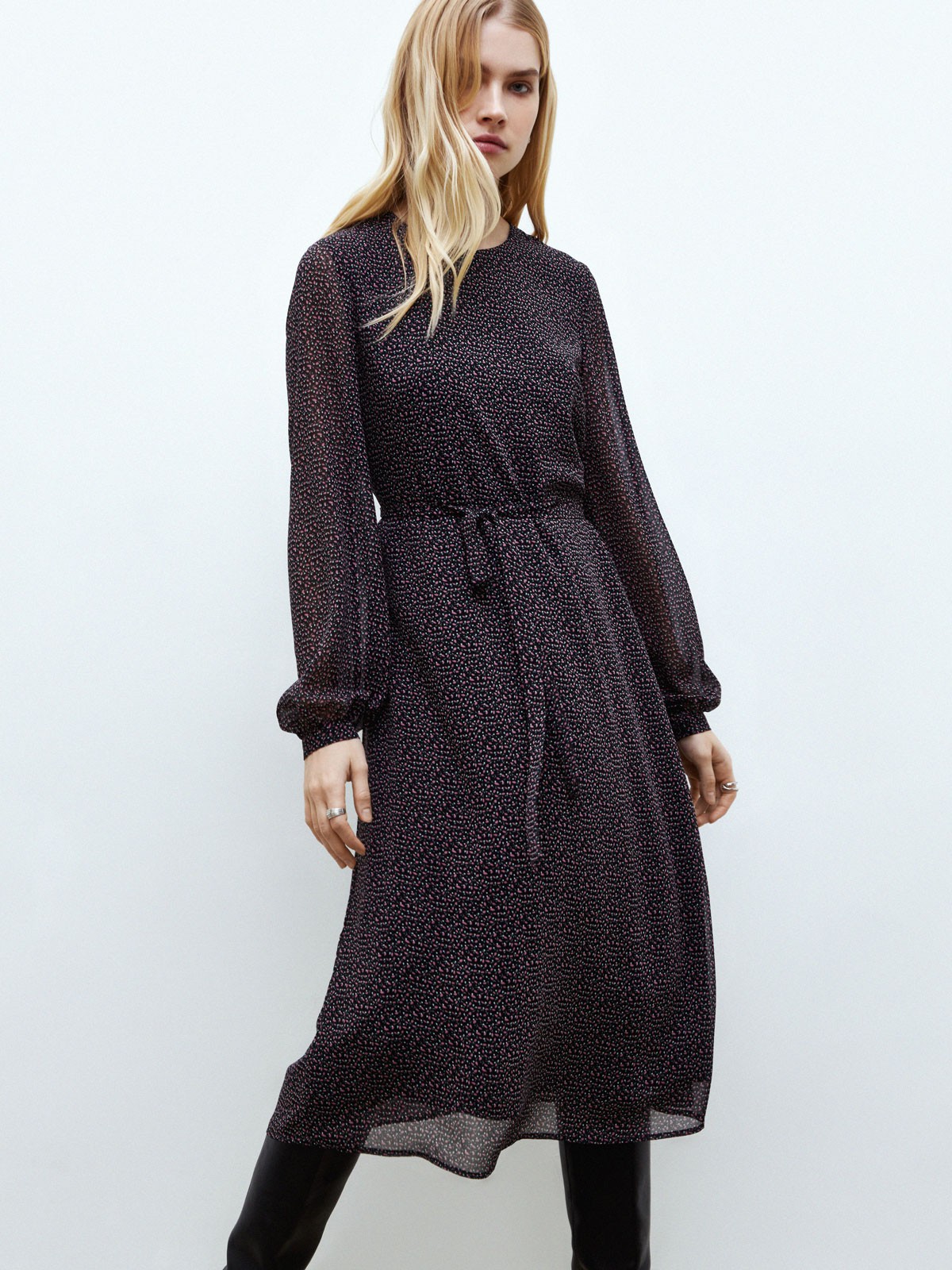 Платье-миди трапеция из шифона на подкладке, цвет: Принт барбарис на черном фоне Allweneed
Легкое шифоновое платье длины миди. Модель с подкладочнойтканью. Длинные рукава на сборке с манжетами. Платье идет с поясом, который мы прикрепили к боковому шву изделия. Можно завязать вокруг талии и создать женственный силуэт или оставить сзади, чтобы получить более свободный фасон. Застежка на воротнике на пуговку. Экспериментируете по настроению. Носите с аккуратными сапогами или туфлями на небольшом каблуке.
На модели размер XS