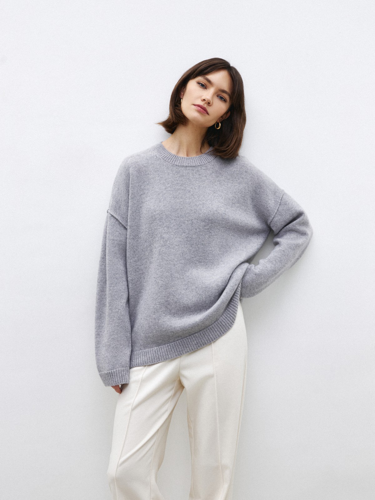 Кашемировый джемпер, цвет: светло-серый меланж Allweneed Джемпер свободного кроя выполнен из 30% мягкого и теплого кашемира и 70% шерсти. Работа над кашемировыми изделиями очень кропотливая. Ткань создается из пуха горных коз, который бережно вычесывают специальным щипком, но только после морозов, когда животным не нужно дополнительное тепло. Наши кашемировые джемперы - теплые, мягкие и шелковистые на ощупь. Гамма нейтральных оттенков позволяет комбинировать их практически с любыми вещами гардероба.
На модели размер S