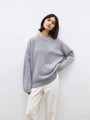 Кашемировый джемпер, цвет: светло-серый меланж Allweneed Джемпер свободного кроя выполнен из 30% мягкого и теплого кашемира и 70% шерсти. Работа над кашемировыми изделиями очень кропотливая. Ткань создается из пуха горных коз, который бережно вычесывают специальным щипком, но только после морозов, когда животным не нужно дополнительное тепло. Наши кашемировые джемперы - теплые, мягкие и шелковистые на ощупь. Гамма нейтральных оттенков позволяет комбинировать их практически с любыми вещами гардероба.
На модели размер S