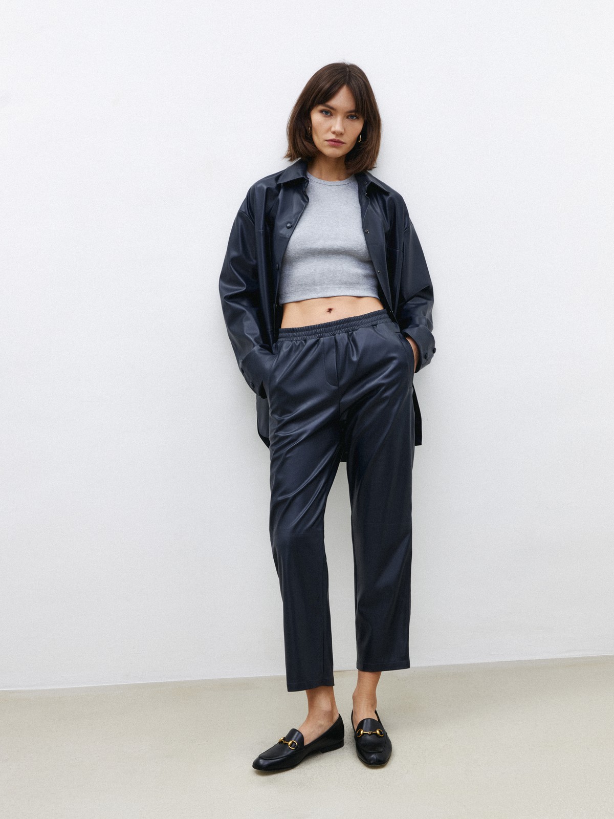 Брюки из экокожи на резинке, цвет: синий Allweneed
Широкие брюки из экокожи. Посадка на резинке, благодаря чему вы можете регулировать линию талии по желанию. Шов в районе колена для объема. Два кармана, куда можно положить телефон и ключи. Мы предлагаем сочетать брюки с рубашкой из экокожи или создать контраст фактур.
На модели размер XS