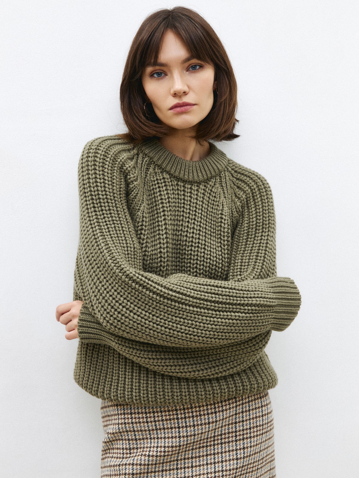 Свитер крупной вязки, цвет: светлый хаки Allweneed
Базовый свитер из шерсти. Фактурная вязка создает эффект воздушности. Модель с круглой горловиной и кантиком. Мягкий материал приятно касается кожи. Благодаря 80 % шерсти в составе свитер согревает в холодную погоду. Носите каждый день с любимыми джинсами и брюками. Два цвета на ваш выбор.
На модели размер one size