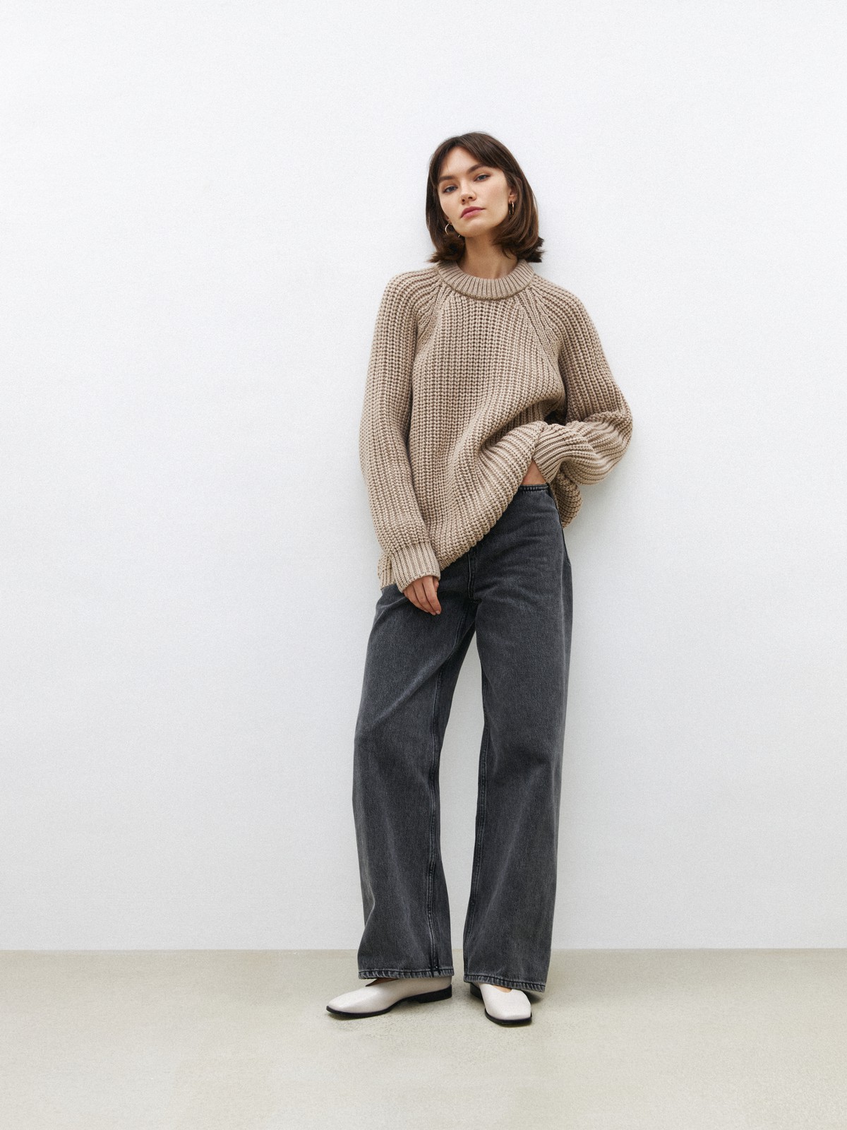 Свитер крупной вязки, цвет: латте Allweneed
Базовый свитер из шерсти. Фактурная вязка создает эффект воздушности. Модель с круглой горловиной и кантиком. Мягкий материал приятно касается кожи. Благодаря 80 % шерсти в составе свитер согревает в холодную погоду. Носите каждый день с любимыми джинсами и брюками. Два цвета на ваш выбор.
На модели размер one size