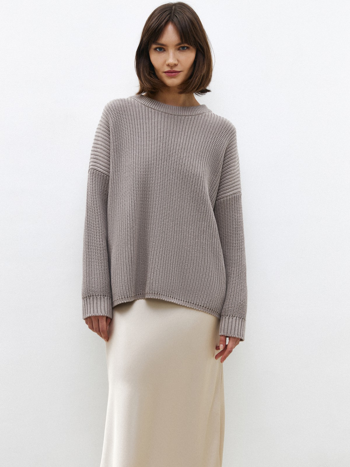 Свитер с круглым вырезом, цвет: какао Allweneed Хлопковый свитер крупной вязки с круглым вырезом. В нем удобно и уютно, его обладательница будет выглядеть как никогда женственно и изящно. Нежный хлопок дышит и позволяет поддерживать оптимальный температурный режим.
На модели размер one size