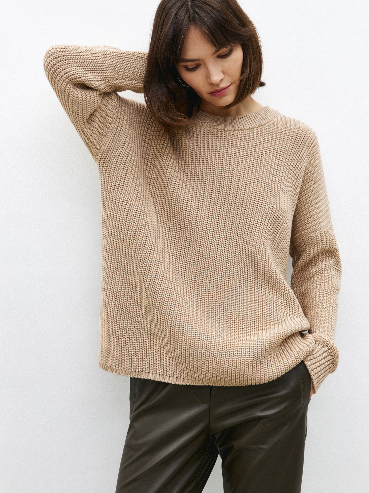 Свитер с круглым вырезом, цвет: бежевый Allweneed Хлопковый свитер крупной вязки с круглым вырезом. В нем удобно и уютно, его обладательница будет выглядеть как никогда женственно и изящно. Нежный хлопок дышит и позволяет поддерживать оптимальный температурный режим.
На модели размер one size