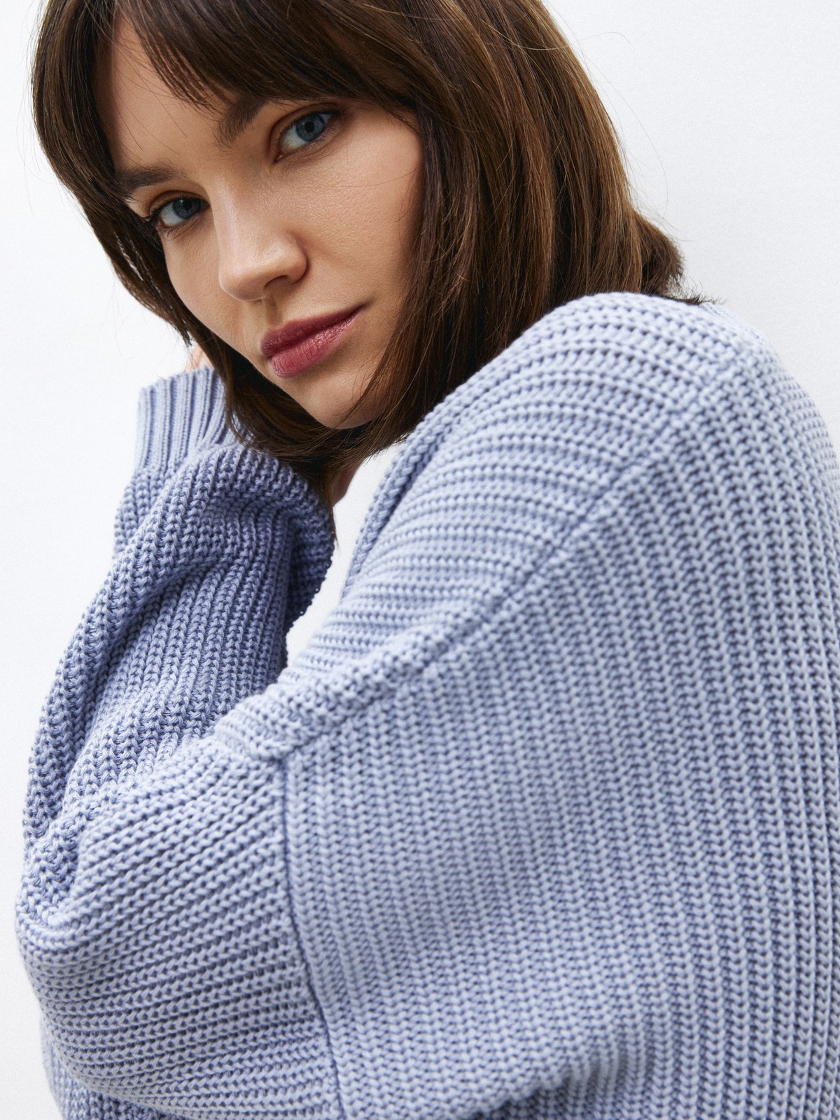 Хлопковый свитер крупной вязки с круглым вырезом. В нем удобно и уютно, его обладательница будет выглядеть как никогда женственно и изящно. Нежный хлопок дышит и позволяет поддерживать оптимальный температурный режим.

На модели размер one size