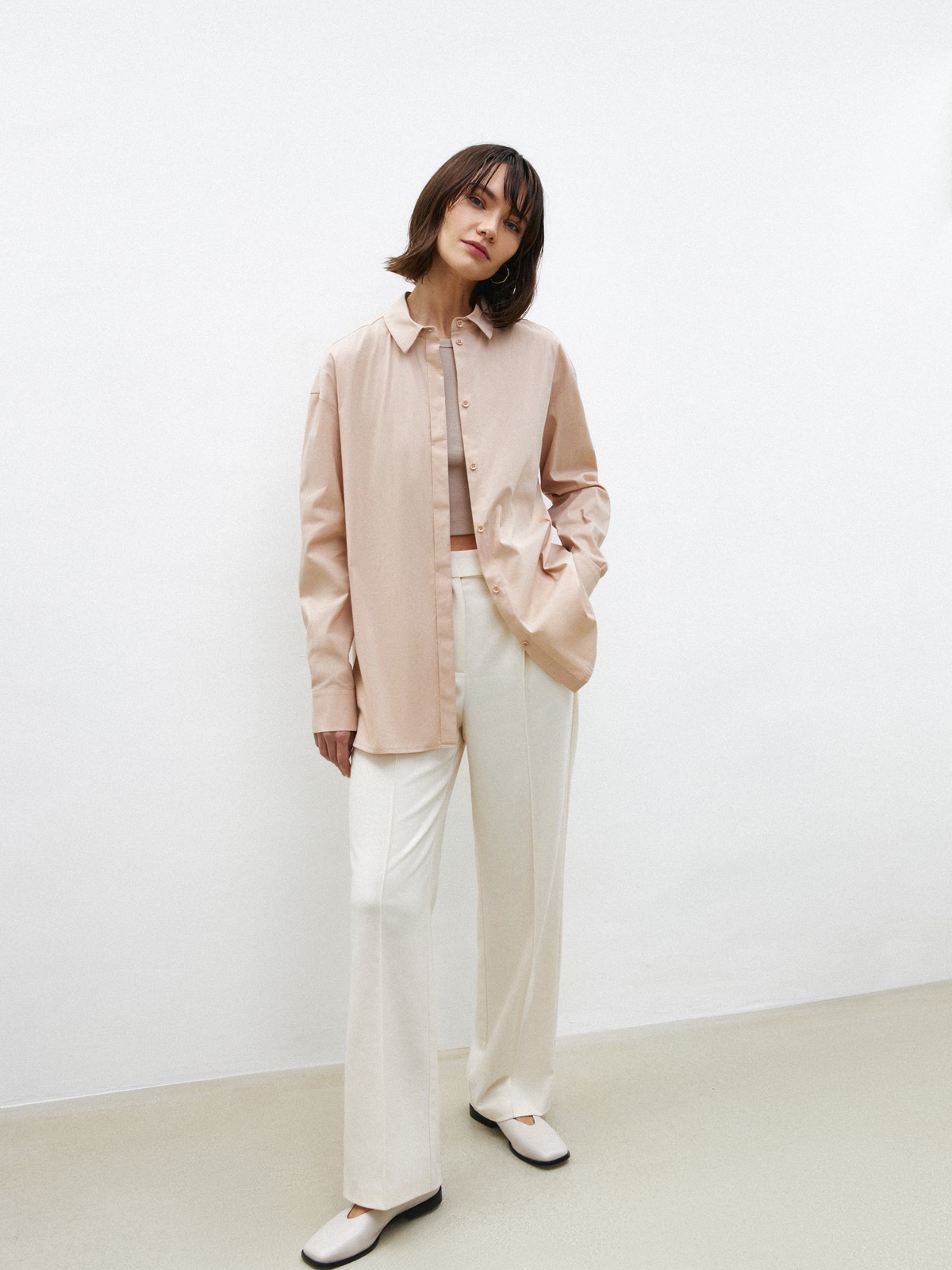 Рубашка oversize, цвет: бежевый Allweneed Рубашка oversize кроя с отложным воротником изастежкой на пуговицы. Длинные рукава с классическими манжетами. Слегка удлиненная спинка. Носите навыпуск или заправленной в контрастную юбку, шорты или брюки.