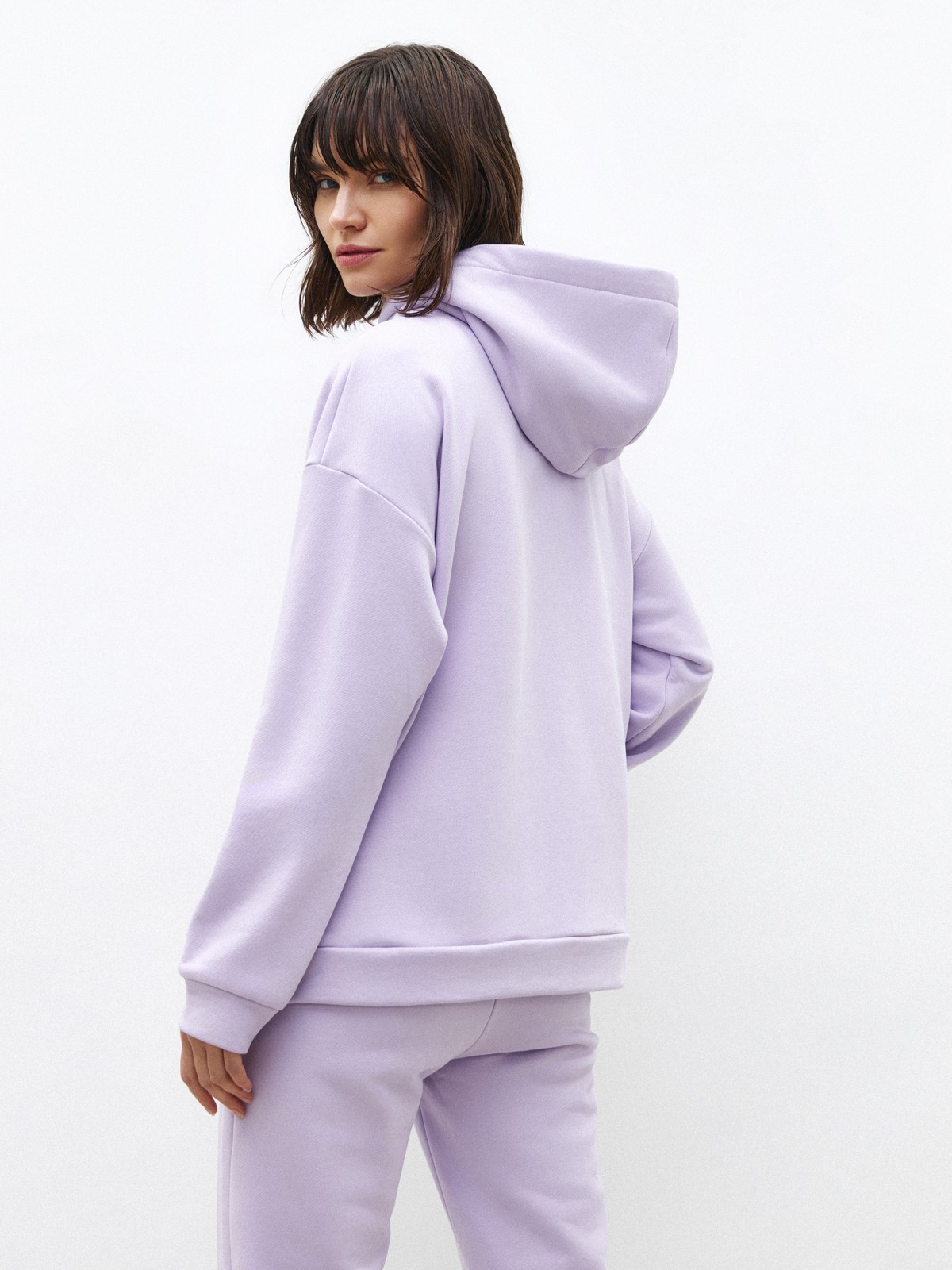 Худи свободного силуэта. Модель дополнена регулируемым капюшоном и двумя карманами. Дополните расслабленный образ спортивными брюками в тон.

На модели размер XS