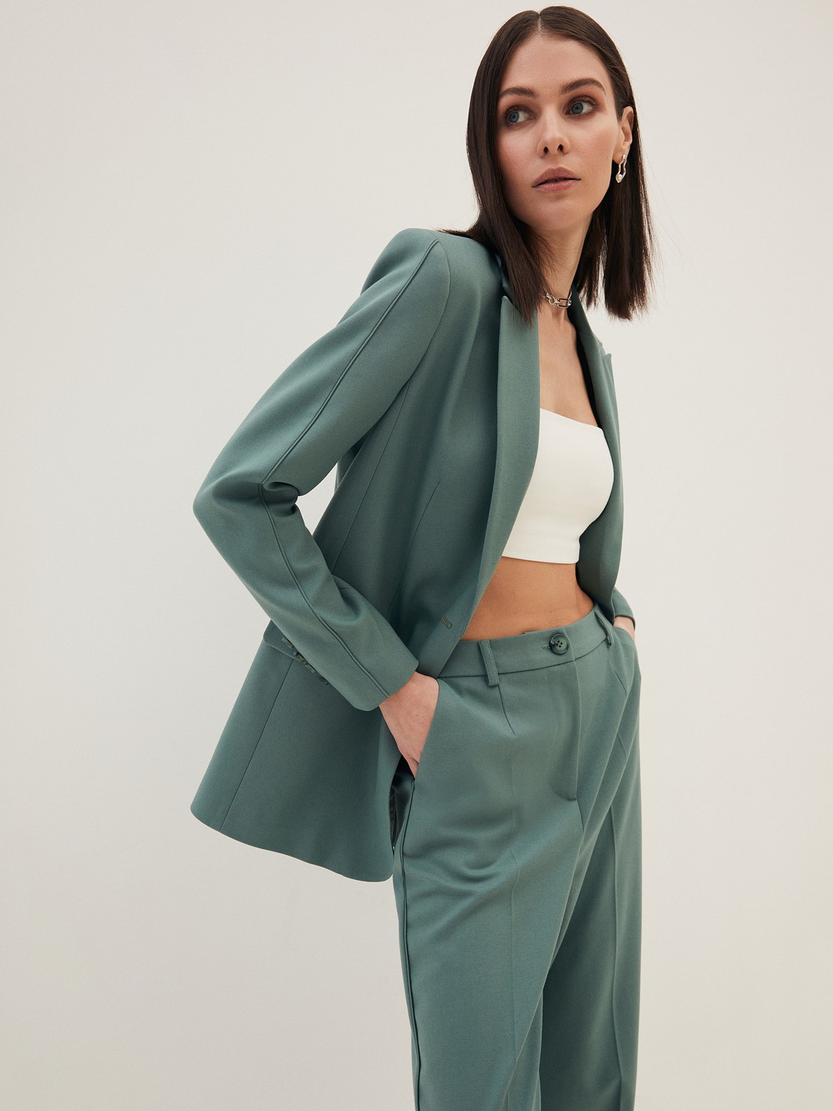 Однобортный жакет с кантиком, цвет: мятный Allweneed
Однобортный прямой жакет модель, которая будет популярна во все времена. Костюмная ткань с мягким переплетением волокон. Слегка свободная посадка. Застежка на одну пуговицу, декоративный карман и два рабочих кармана с клапанами, чтобы убрать помаду или телефон. Шлица на спинке для комфорта в движении. Состав изделия отличается по цветам. Обратите внимание на наш весенний фаворит модель цвета лаванды. Носите с брюками из новой коллекции.
На модели размер XS