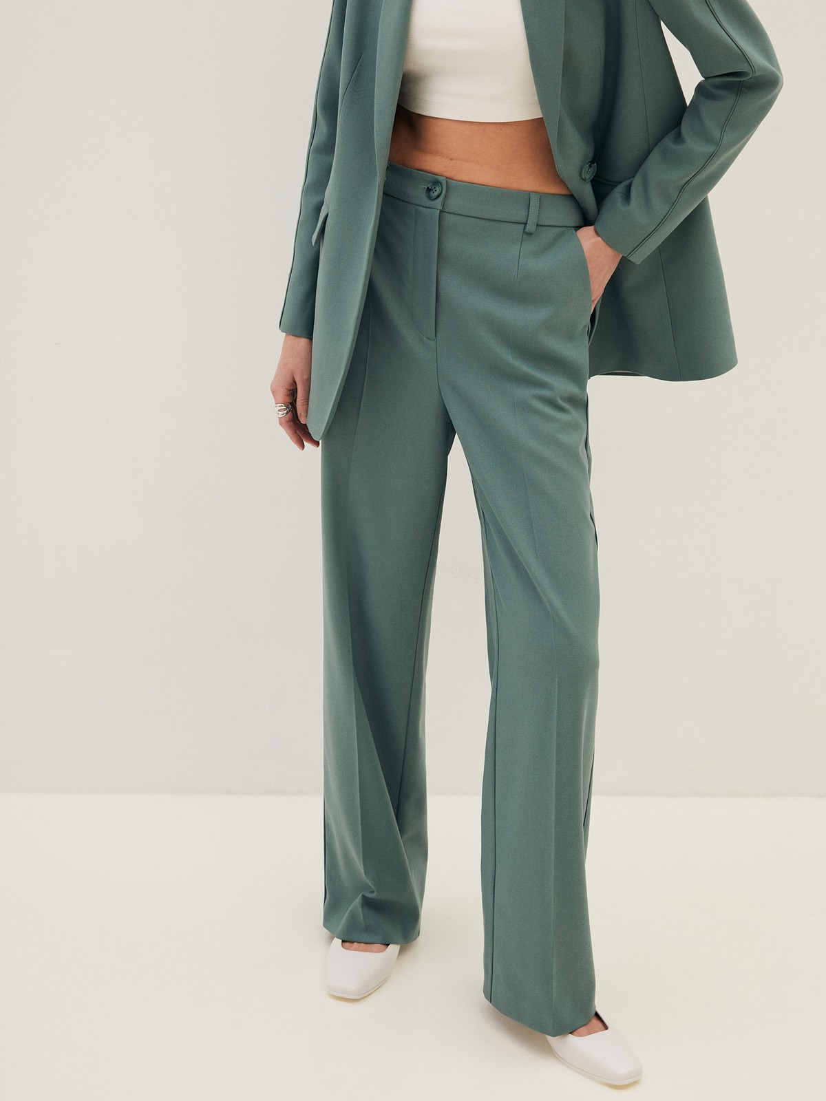 Прямые брюки с кантиком, цвет: мятный Allweneed
Широкие брюки из костюмной ткани, полной длины, с кантиком в боковом шве. Посадка на уровне талии для гармоничных пропорций. Два кармана по бокам. Мы сочетаем модель с однобортным жакетом из коллекции или носим с любым верхом: топом, топом-бандо или рубашкой. Наш любимый весенний оттенок лавандовый.
На модели размер XS