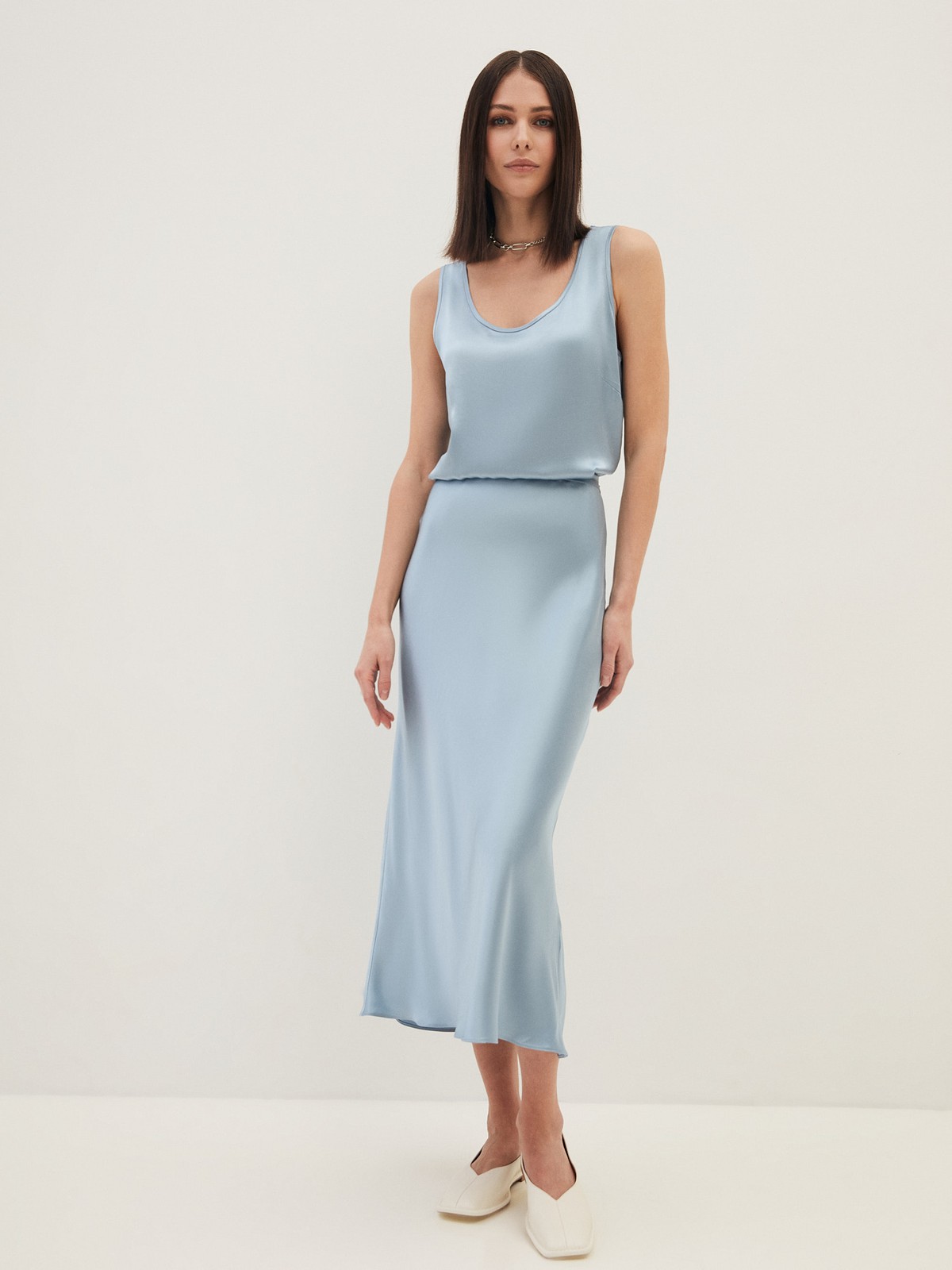 Юбка миди по косой, цвет: голубой Allweneed
Юбка длины миди с актуальным кроем по косой. Такой крой обеспечивает идеальную посадку по фигуре. Модель из ткани атласного переплетения, что придает ей благородный блеск. Ткань струится и переливается при ходьбе. Тонкий пояс на талии и потайная молния в боковом шве. Мы поработали над посадкой и добавили вытачки. Благодаря актуальному крою модель подчеркивает достоинства любой фигуры. Мы носим ее вместе с атласным или шелковым топом, а также миксуем со свитером и курткой-косухой.
На модели размер XS