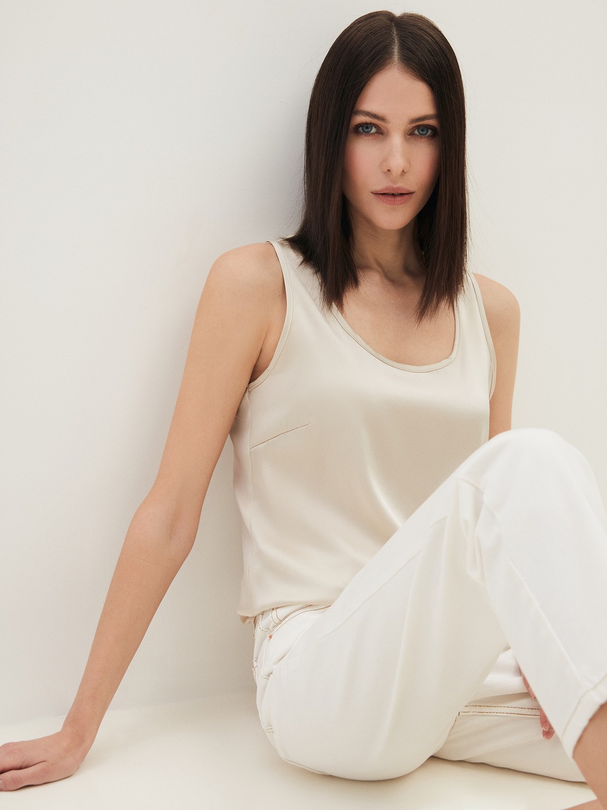 Топ с широкими бретелями , цвет: кремовый Allweneed
Топ из ткани атласного переплетения, которая деликатно переливается на солнце. Широкие бретели для вашего комфорта. Мы добились прекрасной посадки по фигуре благодаря шву на спинке и нагрудным вытачкам. Можно носить комплектом с атласной юбкой из коллекции или сочетать с любимыми джинсами на каждый день. Обратите внимание, что состав модели различается в разных цветовых исполнениях. Да, нам тоже сложно определиться с одним оттенком.
На модели размер XS