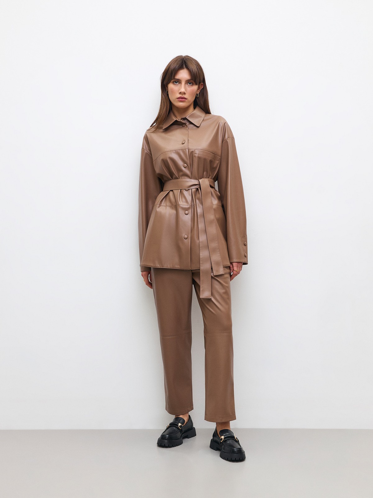 


Удлиненная рубашка-жакет из экокожи на ворсовой основе. Удобная застежка на кнопки, обтянутые экокожей. Модель с ремнем, который по желанию можно снять. Изделие с подкладочной тканьюдля приятных тактильных ощущений. Фигурный, полукруглый низ превращает рубашку-жакет в актуальную базу. Мы рады, что у нас получилась модель на каждый день, которая легко комбинируется с изделиями из коллекции. Можно носить самостоятельно или как верхнюю одежду.

На модели размер XS/S