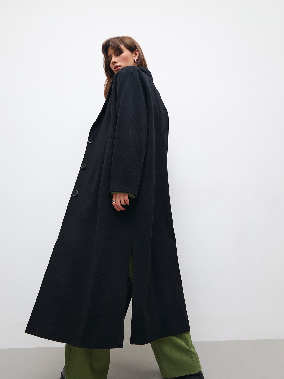 Однобортное пальто оверсайз из шерсти и кашемира с разрезами, цвет: Черный Allweneed
Классическое однобортное пальто на трех пуговицах. Если не знаете, что надеть сегодня, надевайте это пальто и не прогадаете. Мы создали модель премиального качества из шерсти и кашемира, чтобы вы могли каждый день выглядеть утонченно и дорого. Носите его с поясом для женственных образов или без, когда захотите эффекта oversize. Два базовых цвета на ваш выбор: бежевый и черный.
Температурный режим до +5 C.
На модели размер XS/S