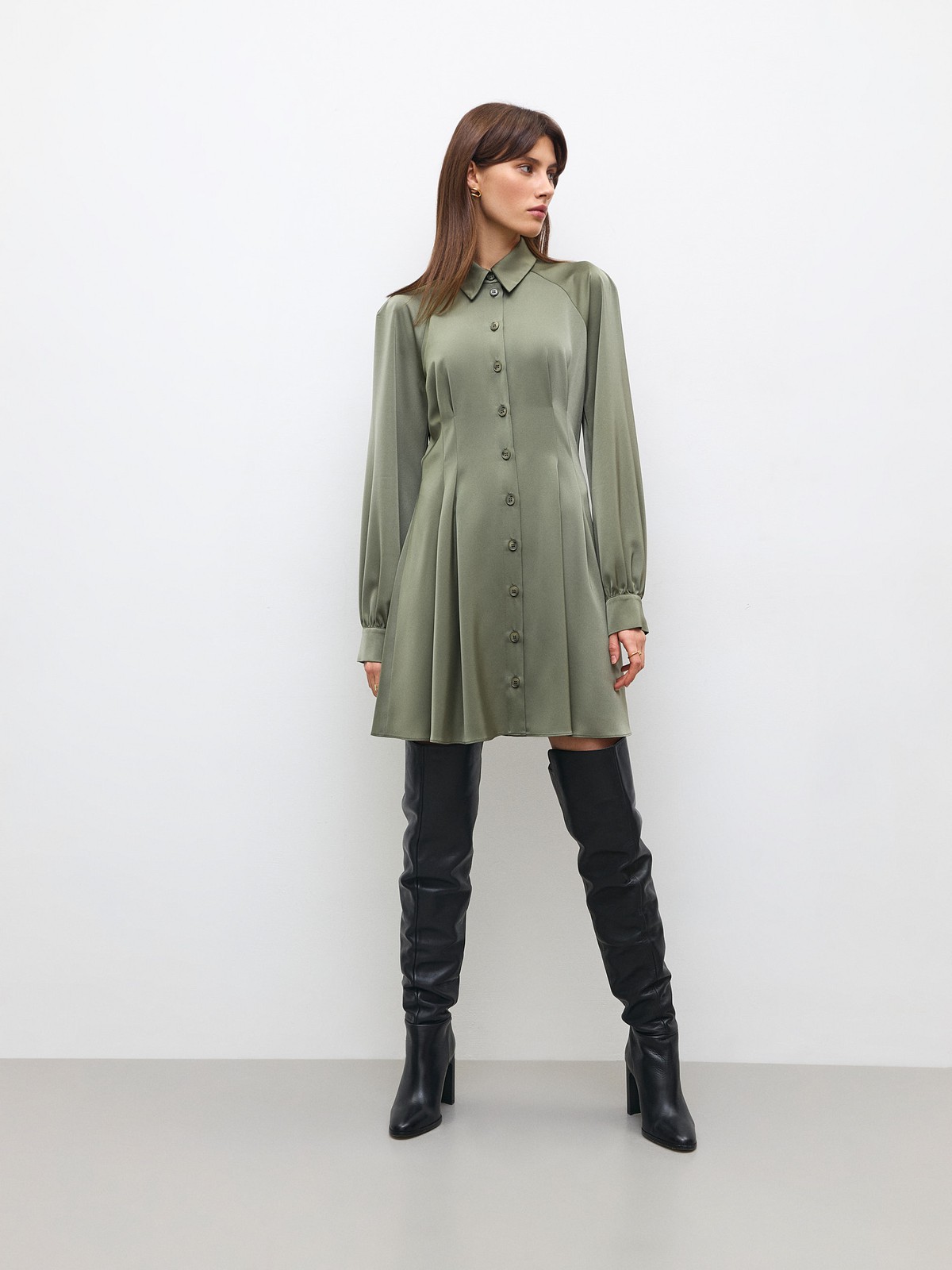 Приталенное платье мини с широким рукавом, цвет: оливковый Allweneed
Платье приталенного кроя. Вытачки на спине для идеальной посадки по фигуре. Свободный рукав и манжеты на небольшой сборке для фиксации. Застежка на пуговицы и потайная кнопка на талии. Модель напоминает удлиненную рубашку. Можно расстегнуть верхние пуговицы и стилизовать платье по настроению. Ткань с легким атласным сиянием, которая делает образ воздушнее. Носите с сапогами и легким пальто.
На модели размер XS