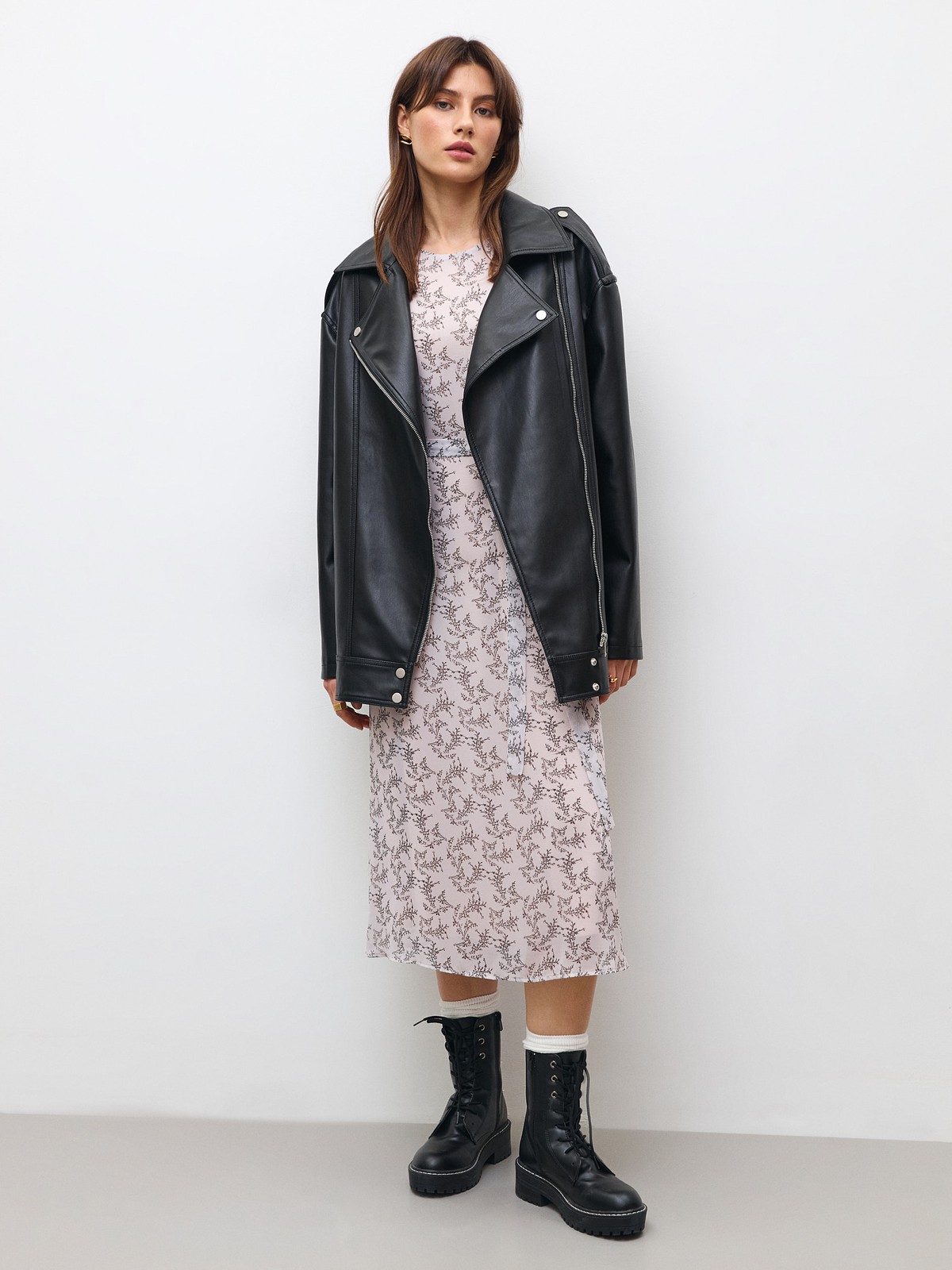 


Легкое шифоновое платье длины миди. Модель с подкладочнойтканью. Длинные рукава на сборке с манжетами. Платье идет с поясом, который мы прикрепили к боковому шву изделия. Можно завязать вокруг талии и создать женственный силуэт или оставить сзади, чтобы получить более свободный фасон. Застежка на воротнике на пуговку. Экспериментируете по настроению. Носите с аккуратными сапогами или туфлями на небольшом каблуке.

На модели размер XS