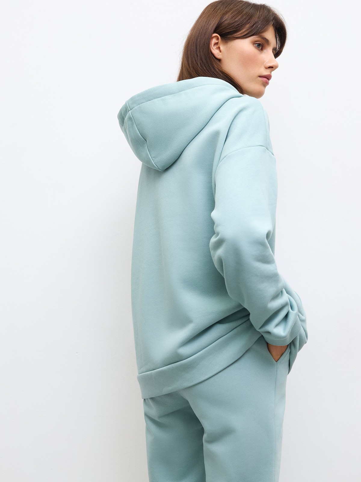 Худи свободного силуэта. Модель дополнена регулируемым капюшоном и двумя карманами. Дополните расслабленный образ спортивными брюками в тон.

На модели размер XS