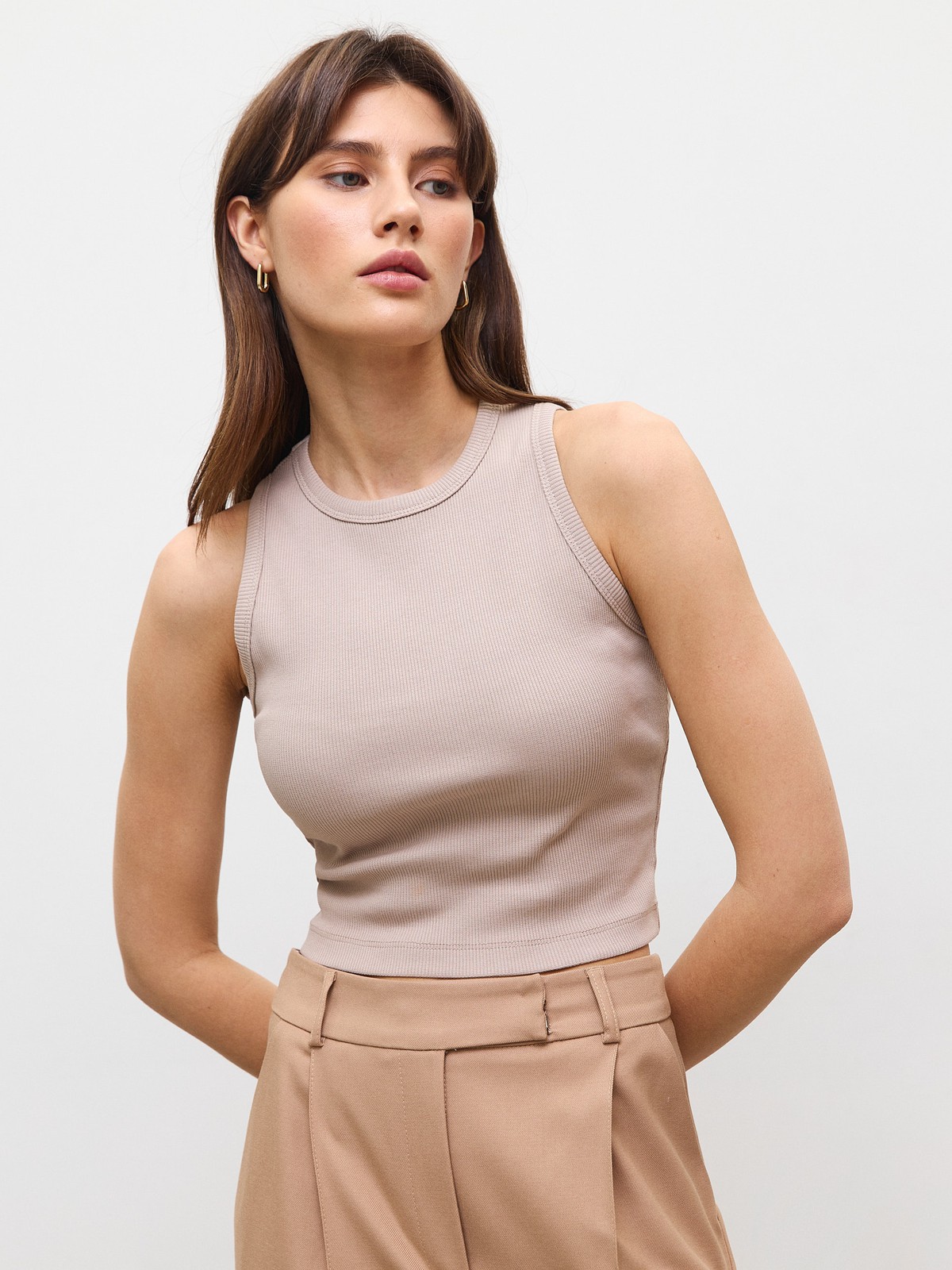 Укороченная майка из кашкорсе, цвет: какао Allweneed
Топ до линии талии с английской проймой. Хлопок позволяет вашей коже дышать, поэтому вы можете носить эту модель даже жарким летом. Три актуальных базовых оттенка на каждый день. Носите с джинсами и юбками с высокой талией.
На модели размер XS