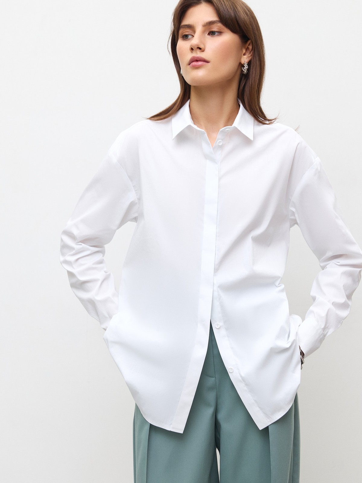 Рубашка oversize, цвет: белый Allweneed Рубашка oversize кроя с отложным воротником изастежкой на пуговицы. Длинные рукава с классическими манжетами. Слегка удлиненная спинка. Носите навыпуск или заправленной в контрастную юбку, шорты или брюки.
На модели размер XS/S