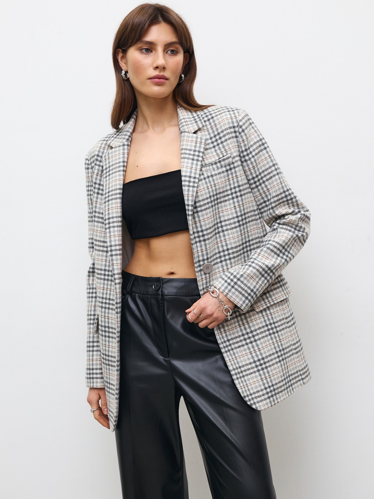 Однобортный прямой жакет , цвет: КЛЕТОЧКА СЕРАЯ Allweneed
Жакет oversize на двух пуговицах. Лацканы и воротник. Два рабочих кармана с клапанами и один декоративный с листочкой. Классическая линия плеч. Шлица на спинке для комфорта в движении. Сочетайте модель с костюмными брюками или с джинсами для образа на каждый день весны. Три благородных оттенка для любого повода.
На модели размер XS/S