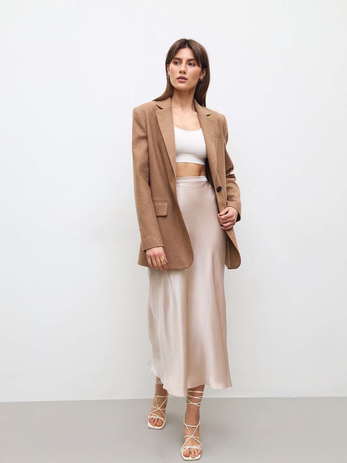 Однобортный прямой жакет , цвет: кэмел Allweneed
Жакет oversize на двух пуговицах. Лацканы и воротник. Два рабочих кармана с клапанами и один декоративный с листочкой. Классическая линия плеч. Шлица на спинке для комфорта в движении. Сочетайте модель с костюмными брюками или с джинсами для образа на каждый день весны. Три благородных оттенка для любого повода.
На модели размер XS/S