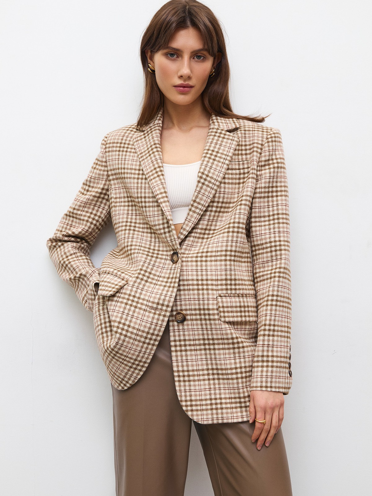 


Жакет oversize на двух пуговицах. Лацканы и воротник. Два рабочих кармана с клапанами и один декоративный с листочкой. Классическая линия плеч. Шлица на спинке для комфорта в движении. Сочетайте модель с костюмными брюками или с джинсами для образа на каждый день весны. Три благородных оттенка для любого повода.

На модели размер XS/S