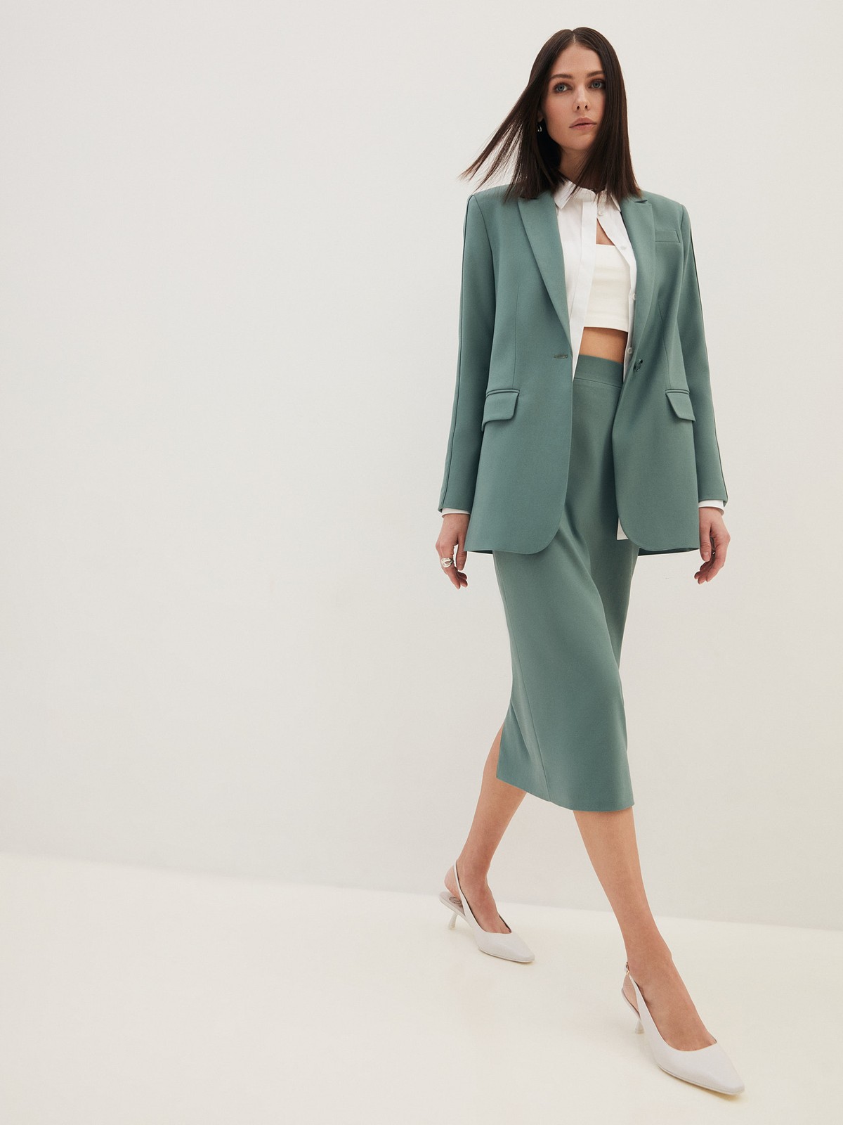 Юбка-карандаш миди, цвет: мятный Allweneed
Юбка-карандаш с длины миди со шлицей на спинке. Застежка на потайную молнию сзади и два кармана. Посадка на уровне талии, поэтому модель будет смотреться хорошо на любой фигуре. Этот фасон один из самых любимых у наших клиентов. Носите каждый день в офис с жакетами, а вечером с шелковым топом. Три оттенка для вас: мятный, молочный и бежевый в гусиную лапку.
На модели размер XS