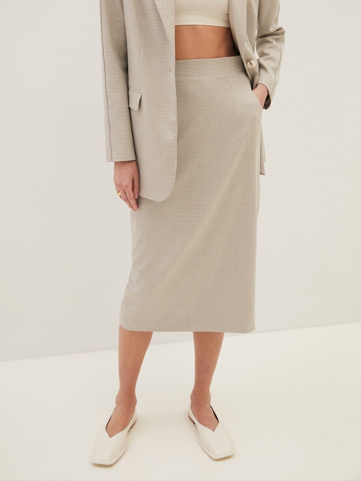 Юбка-карандаш миди, цвет: бежевая гусиная лапка Allweneed
Юбка-карандаш с длины миди со шлицей на спинке. Застежка на потайную молнию сзади и два кармана. Посадка на уровне талии, поэтому модель будет смотреться хорошо на любой фигуре. Этот фасон один из самых любимых у наших клиентов. Носите каждый день в офис с жакетами, а вечером с шелковым топом. Три оттенка для вас: мятный, молочный и бежевый в гусиную лапку.
На модели размер XS