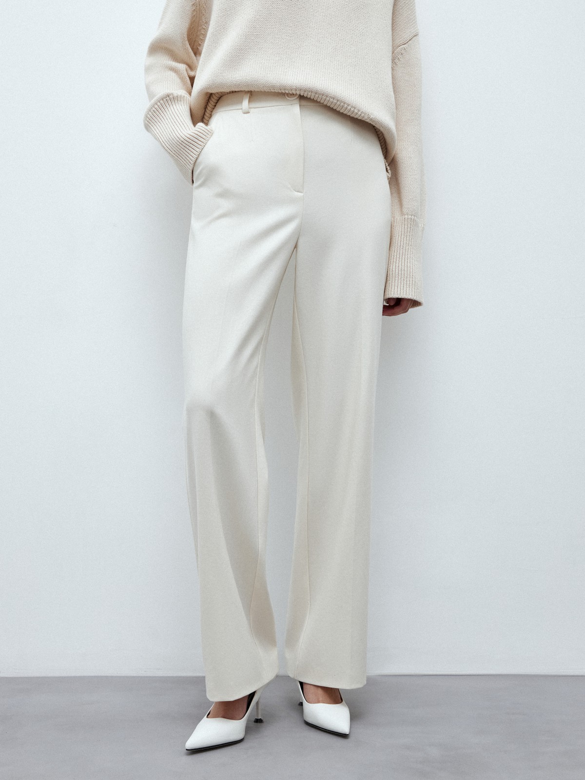 Прямые брюки с кантиком, цвет: молочный Allweneed
Широкие брюки из костюмной ткани, полной длины, с кантиком в боковом шве. Посадка на уровне талии для гармоничных пропорций. Два кармана по бокам. Мы сочетаем модель с однобортным жакетом из коллекции или носим с любым верхом: топом, топом-бандо или рубашкой. Наш любимый весенний оттенок лавандовый.
На модели размер XS