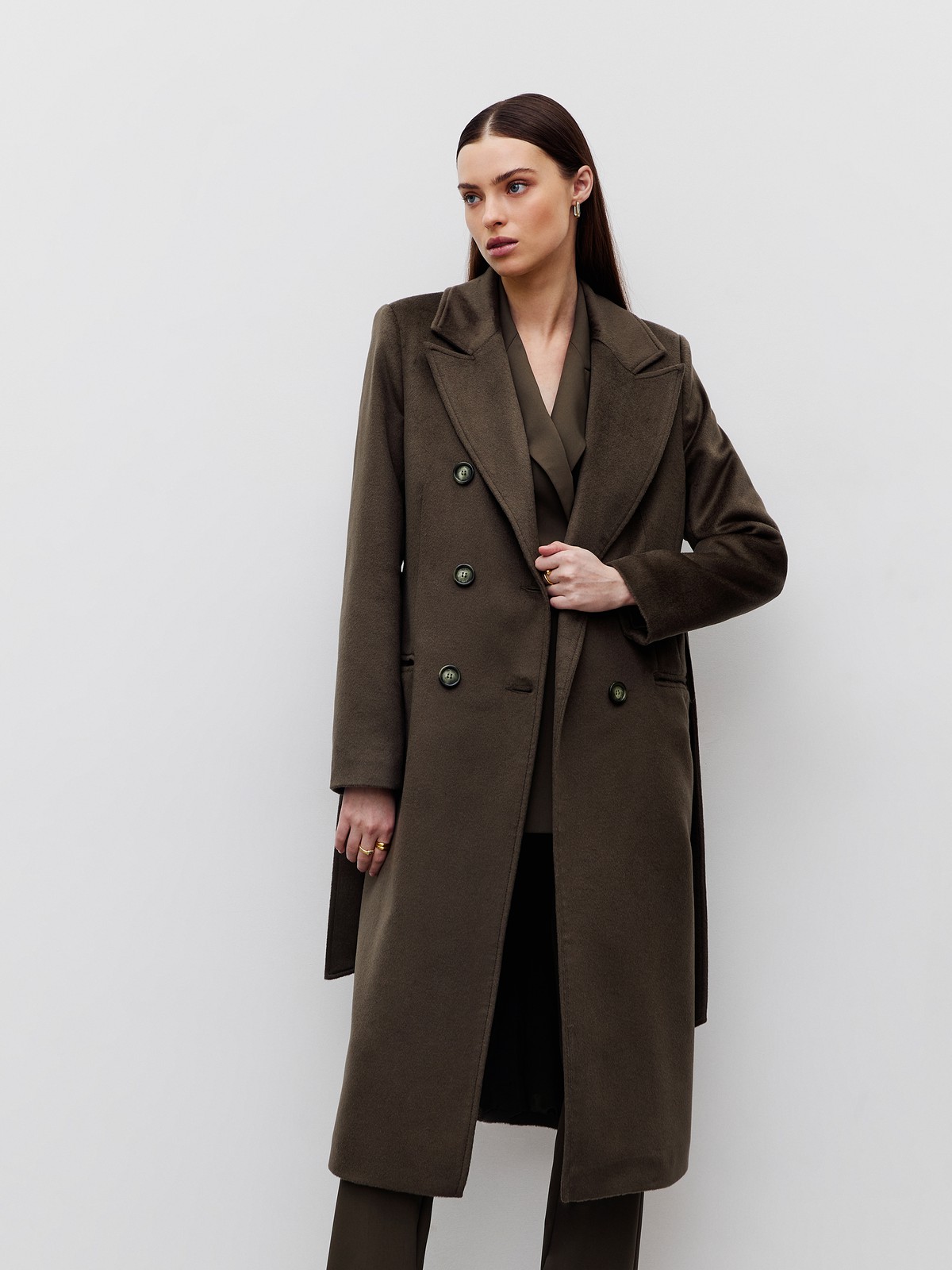 Двубортное пальто с ремнем, цвет: хаки Allweneed Двубортное пальто в стиле мужского пиджака с глянцевым отливом премиальной шерсти влюбляет в себя с первого взгляда! Лаконичное, но эффектное, оно добавит лоск любому образу. Акцентные плечи и лацканы создадут уверенный силуэт, а пояс вокруг талии подчеркнет женственность. Несмотря на большое количество строгих элементов и классический покрой, пальто будет особенно интересно смотреться в образах с платьями, широкими брюками.
Температурный режим до +5 C.
На модели размер XS