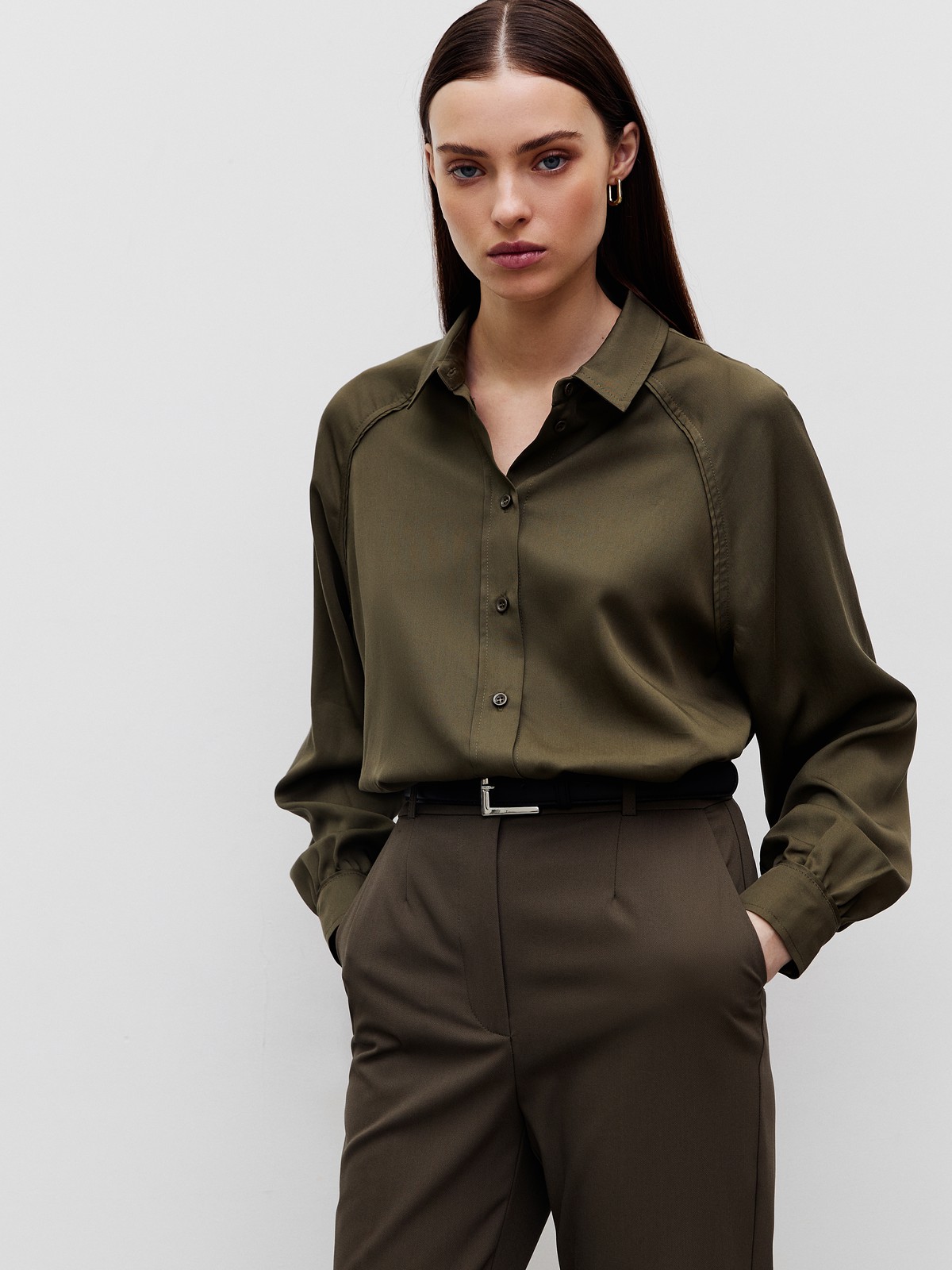 Рубашка с рукавом реглан, цвет: хаки Allweneed Рубашка с классическим воротником и горловиной-стойкой. Манжеты рубашки обрамлены кантом, рукав с легким дополнительным объемом. Сочетайте с джинсами или юбками из денима в расслабленных образах, а также в строгом офисном дресс-коде.
На модели размер XS