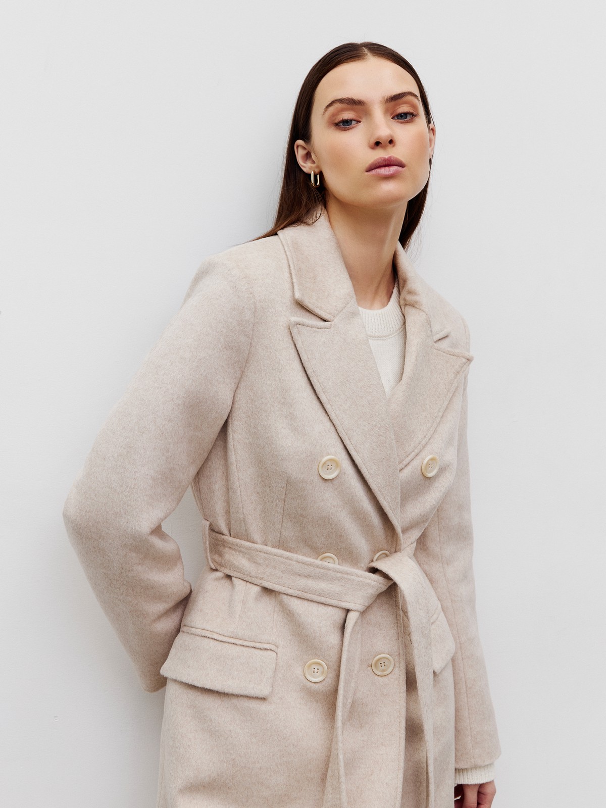 Двубортное пальто с ремнем, цвет: молочный Allweneed Двубортное пальто в стиле мужского пиджака с глянцевым отливом премиальной шерсти влюбляет в себя с первого взгляда! Лаконичное, но эффектное, оно добавит лоск любому образу. Акцентные плечи и лацканы создадут уверенный силуэт, а пояс вокруг талии подчеркнет женственность. Несмотря на большое количество строгих элементов и классический покрой, пальто будет особенно интересно смотреться в образах с платьями, широкими брюками.
Температурный режим до +5 C.
На модели размер XS