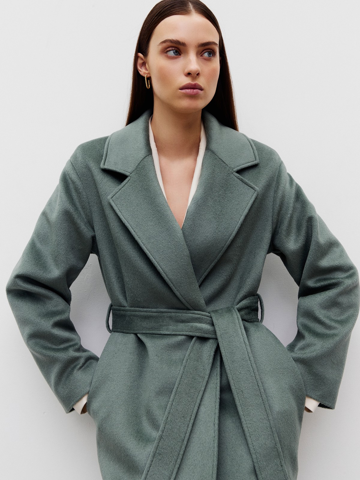 Пальто-халат, цвет: оливковый Allweneed
Наш бестселлер, пальто-халат с отложным воротником и треугольными лацканами. Теплая шерсть с мягким отливом - лучший материал для демисезонного пальто. Мы любим это пальто за мягкий нрав: свободный фасон без застежки, широкий пояс, которым можно подчеркнуть талию или оставить пальто распахнутым при желании. Лаконичность линий делает его универсальным для практически любого образа и стиля.
Температурный режим до +5 C.
На модели размер XS