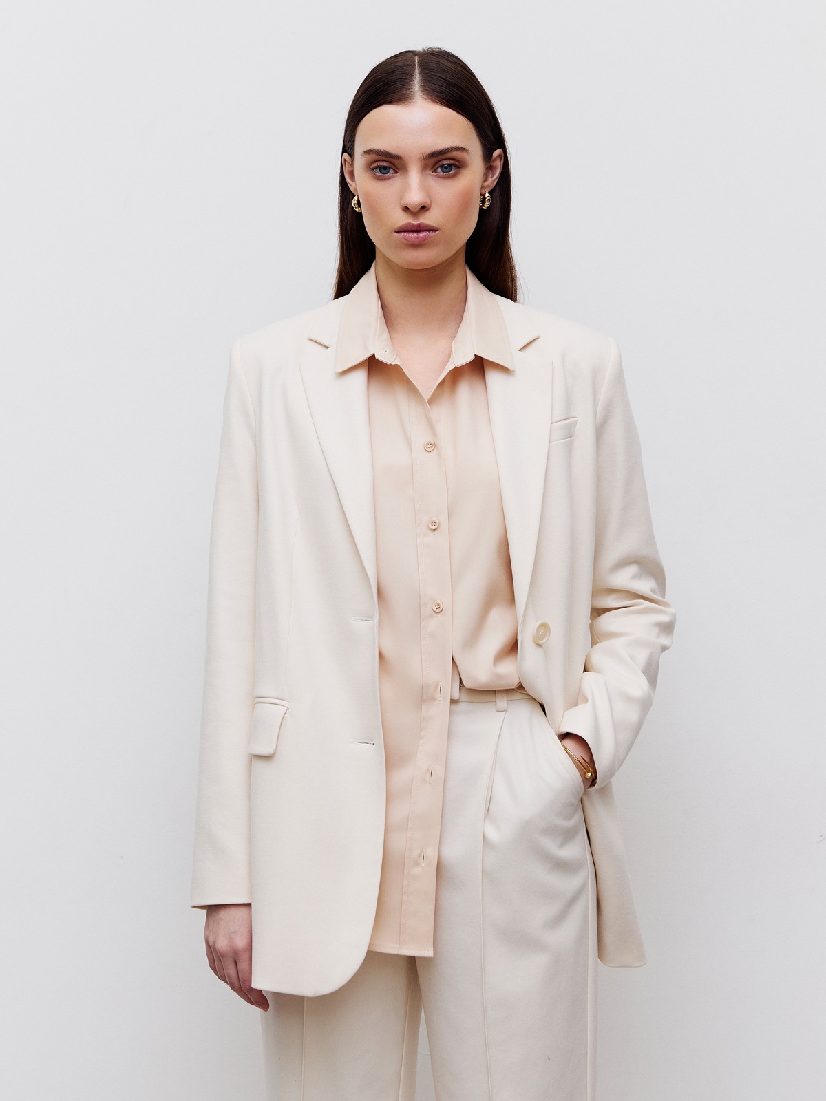 Рубашка с рукавом реглан, цвет: бежевый Allweneed Рубашка с классическим воротником и горловиной-стойкой. Манжеты рубашки обрамлены кантом, рукав с легким дополнительным объемом. Сочетайте с джинсами или юбками из денима в расслабленных образах, а также в строгом офисном дресс-коде.
На модели размер XS