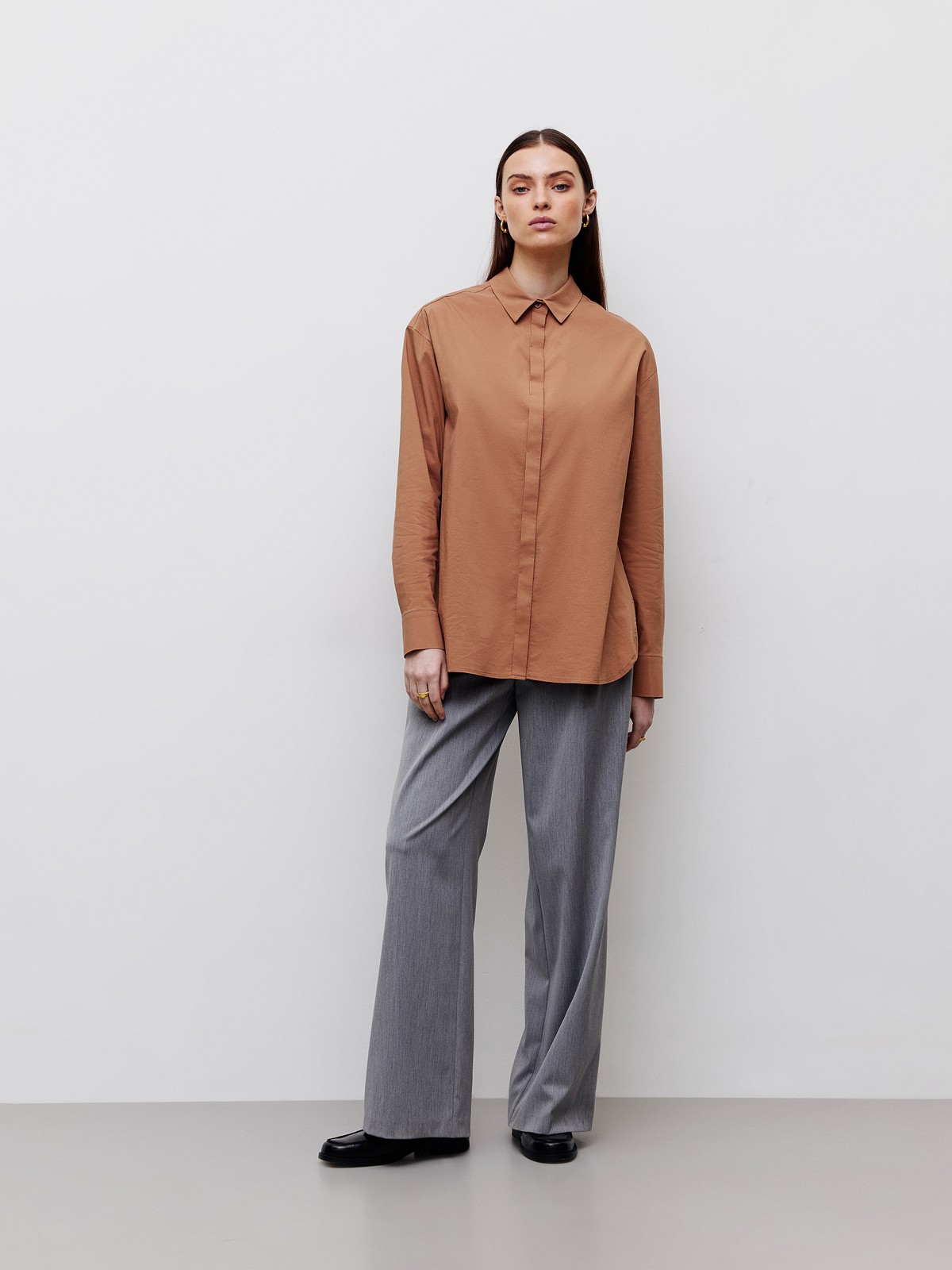 Рубашка oversize, цвет: светло- коричневый Allweneed Рубашка oversize кроя с отложным воротником изастежкой на пуговицы. Длинные рукава с классическими манжетами. Слегка удлиненная спинка. Носите навыпуск или заправленной в контрастную юбку, шорты или брюки.