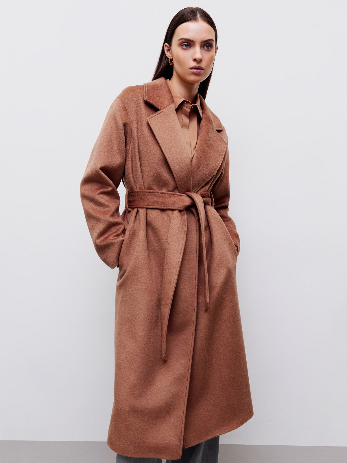 Пальто-халат, цвет: кэмел Allweneed
Наш бестселлер, пальто-халат с отложным воротником и треугольными лацканами. Теплая шерсть с мягким отливом - лучший материал для демисезонного пальто. Мы любим это пальто за мягкий нрав: свободный фасон без застежки, широкий пояс, которым можно подчеркнуть талию или оставить пальто распахнутым при желании. Лаконичность линий делает его универсальным для практически любого образа и стиля.
Температурный режим до +5 C.
На модели размер XS