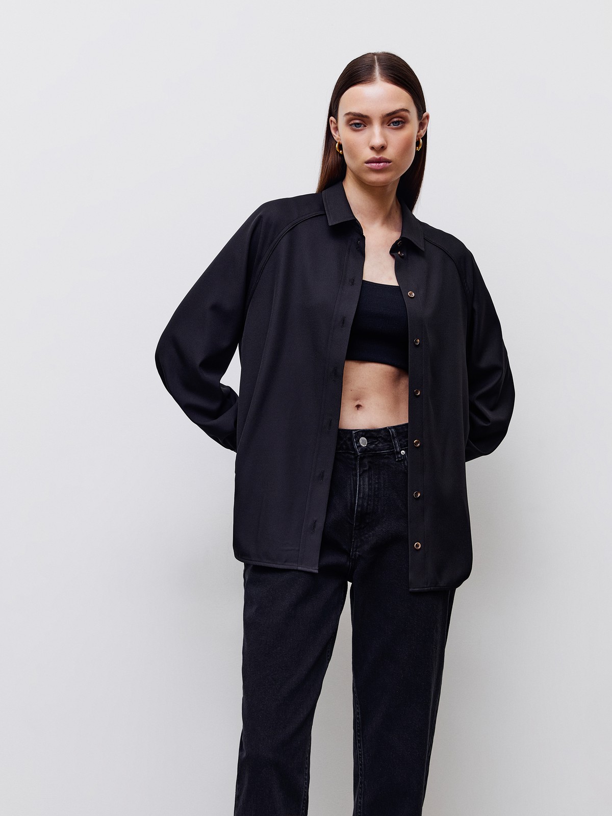 Рубашка с рукавом реглан, цвет: Черный Allweneed Рубашка с классическим воротником и горловиной-стойкой. Манжеты рубашки обрамлены кантом, рукав с легким дополнительным объемом. Сочетайте с джинсами или юбками из денима в расслабленных образах, а также в строгом офисном дресс-коде.
На модели размер XS