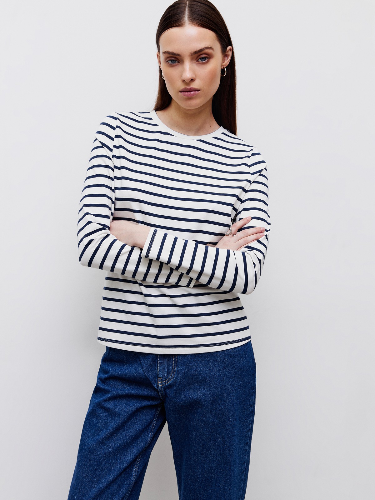 Лонгслив, цвет: ПОЛОСКА ТЕМНО-СИНЕ-БЕЛАЯ Allweneed
Уютный лонгслив в палитре нейтральных оттенков станет отличным выбором для любого случая: офисного, повседневного или вечернего образа. Выполнен из вискозы в сочетании с нейлоном. Такой материал не мнется и обладает шелковистым блеском, не вытирается и не садится при стирке. Сочетайте с контрастными или вещами в тон для создания актуальных монохромных образов.
На модели размер XS