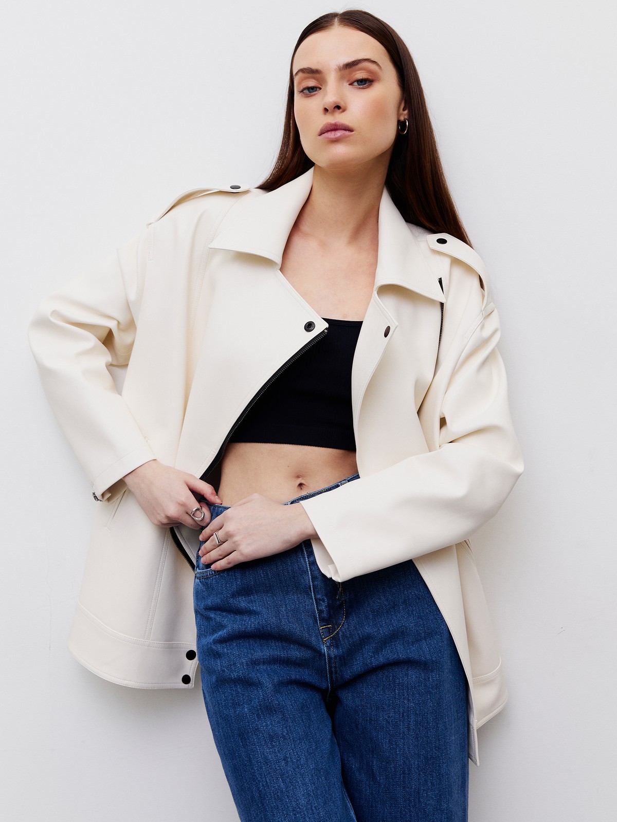 Куртка-косуха oversize из экокожи, цвет: молочный Allweneed
Удлиненная куртка-косуха актуальна во все времена. Модель oversize выполнена из плотной и качественной экокожи. Куртка с широким воротником и двумя удобными карманами. Мы добавили металлическую фурнитуру и погоны. Классическая косая застежка и застежка-молния на рукавах. Рабочие кнопки на поясе и две декоративные кнопки на лацканах. Мы любим ее носить с джинсами и рубашкой. Три базовых цвета: чёрный, кэмел и молочный с черной фурнитурой.
На модели размер XS/S