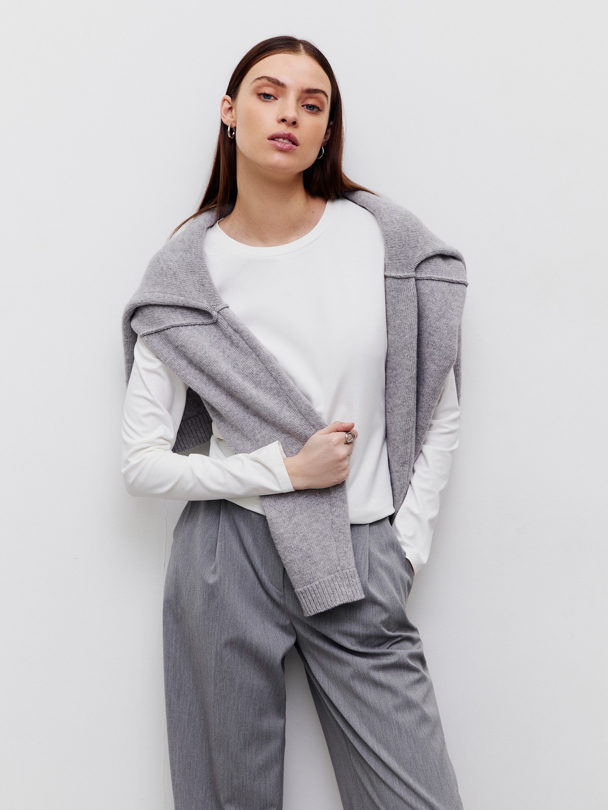 


Уютный лонгслив в палитре нейтральных оттенков станет отличным выбором для любого случая: офисного, повседневного или вечернего образа. Выполнен из вискозы в сочетании с нейлоном. Такой материал не мнется и обладает шелковистым блеском, не вытирается и не садится при стирке. Сочетайте с контрастными или вещами в тон для создания актуальных монохромных образов.

На модели размер XS