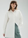 Рубашка удлинённая oversize, цвет: белый Allweneed
Рубашка oversize из плотного хлопка с добавлением лайкры. Ткань пластичная и долго сохраняет первоначальный вид. Застежка на пуговицы и кокетка на спине для идеальной посадки. Благодаря перепаду длины и разрезам в боковых швах можно носить навыпуск с легинсами и велосипедками. Удлиненную рубашку нам нравится надевать вместо легкого кардигана на сарафаны, топы и футболки. Сочетайте ее с изделиями из коллекции по настроению в любое время года.
На модели размер XS\S