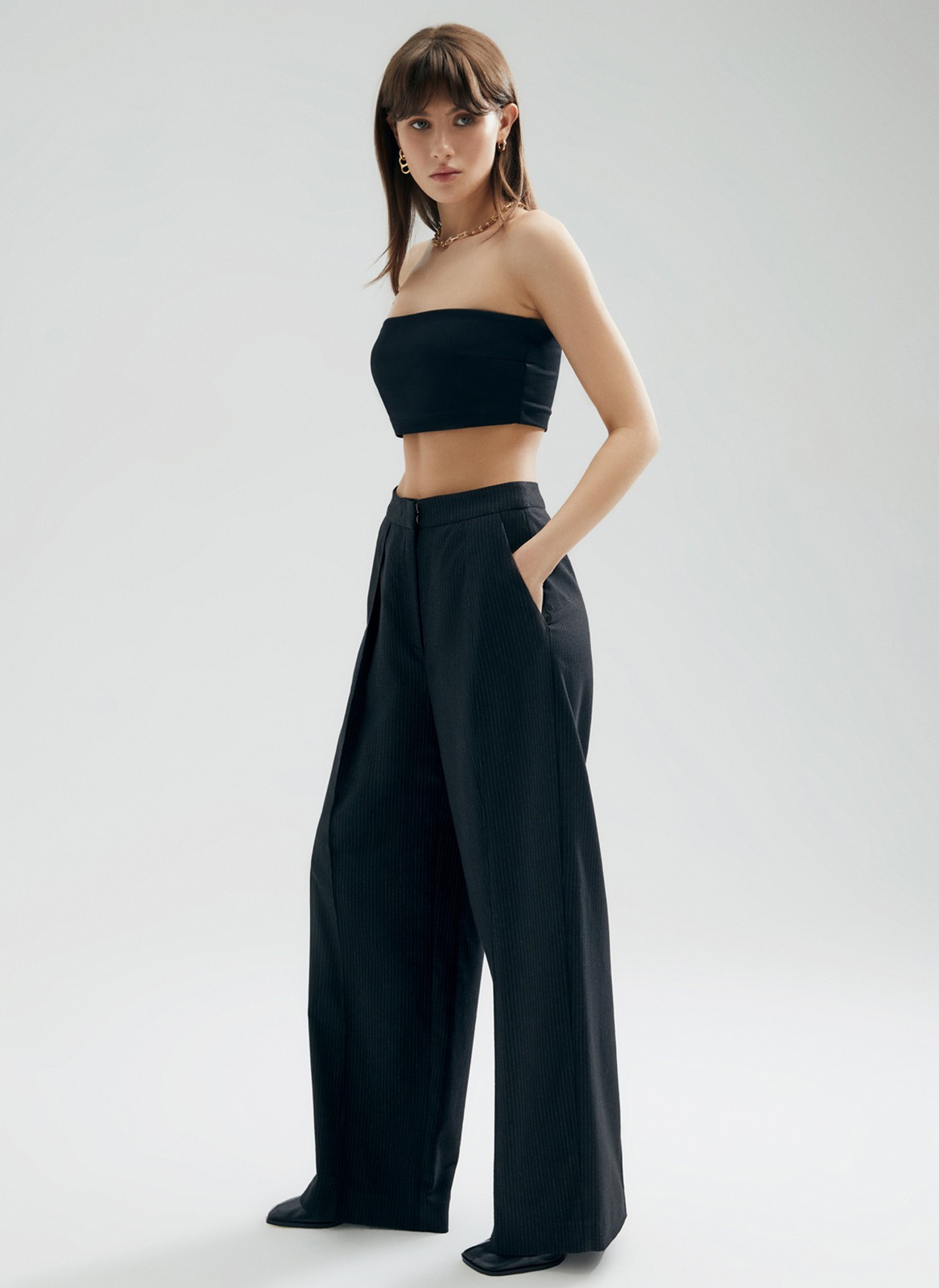 Широкие брюки полной длины, цвет: Черный в полоску Allweneed
Широкие брюки с посадкой ниже линии талии. Слегка удлиненная модель, которая вытягивает силуэт. Спереди брюки на складке и с отстроченными стрелками. Два удобных глубоких кармана по бокам, чтобы спрятать конфетку во время кофе-брейка. Носим с жакетами из новой коллекции и с любыми топами и блузами.
На модели размер XS