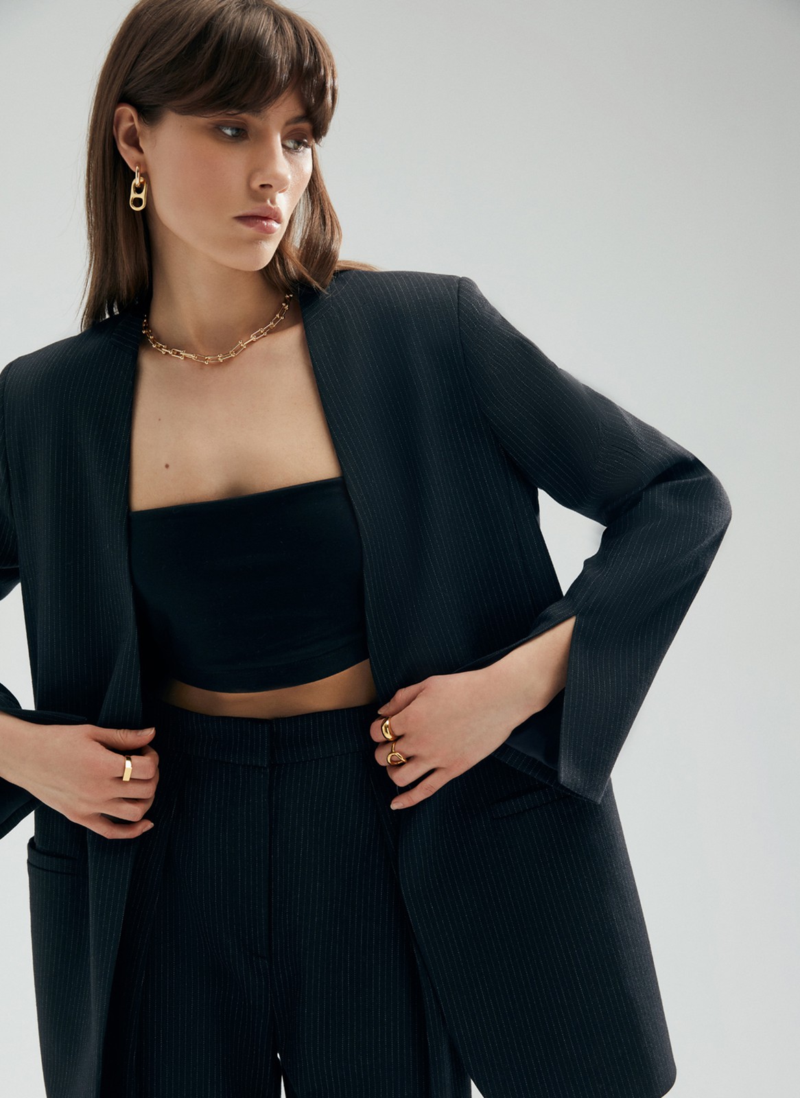 Однобортный жакет oversize, цвет: Черный в полоску Allweneed
Однобортный жакет без воротника и лацканов. Трендовая модель oversize. Застежка на одну пуговицу и два кармана. Мы решили избавиться от бокового шва и сделали жакет еще более свободным. Яркий элемент изделия шов на передней части рукава, который переходит в изящный разрез. Нам нравится, как жакет смотрится с топом-бандо и юбкой-гофре. Модель в двух оттенках: черном и мятном.
На модели размер XS/S