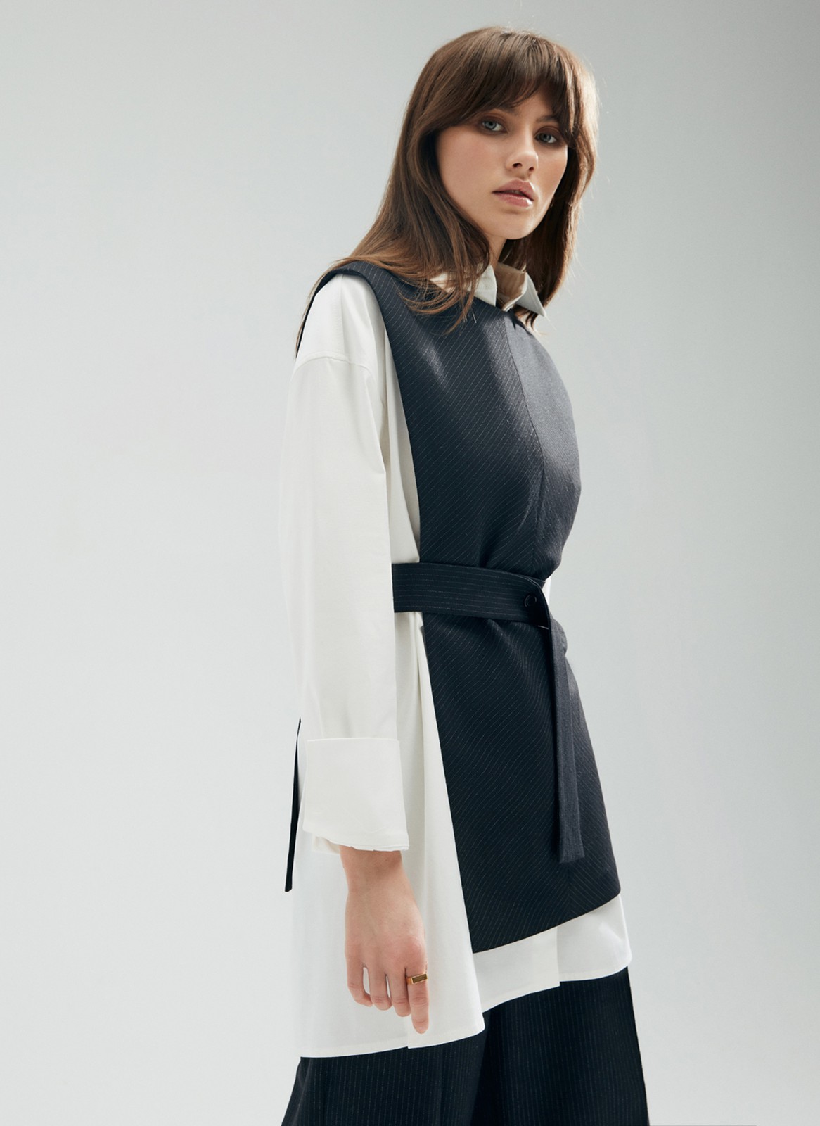 Манишка из костюмной ткани, цвет: Черный в полоску Allweneed
Манишка из костюмной ткани трендовая альтернатива жилетке. Мы впервые представили этот элемент гардероба в нашей коллекции. Модель с подкладочной тканью и съёмным поясом, благодаря которому можете поменять быстро образ. Потайная молния. Носите с костюмами на работу или с джинсами и майками в выходные. Два оттенка: классический черный в полоску и актуальный мятный.
На модели размер XS/S