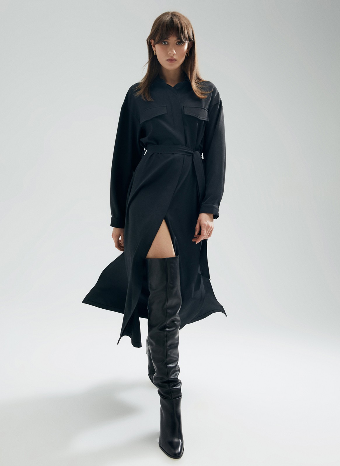 Платье-рубашка миди, цвет: Черный Allweneed
Платье-рубашка из крепа с текстурой. Скрытая застежка на пуговицы и съемный пояс. Можно носить как модель oversize или подчеркнуть талию поясом. Высокие разрезы в боковых швах, накладные карманы и манжеты. Благодаря длине миди подойдет девушкам с разным ростом. Сочетайте с балетками, кедами и для более строгих образов с туфлями на каблуке.
На модели размер XS