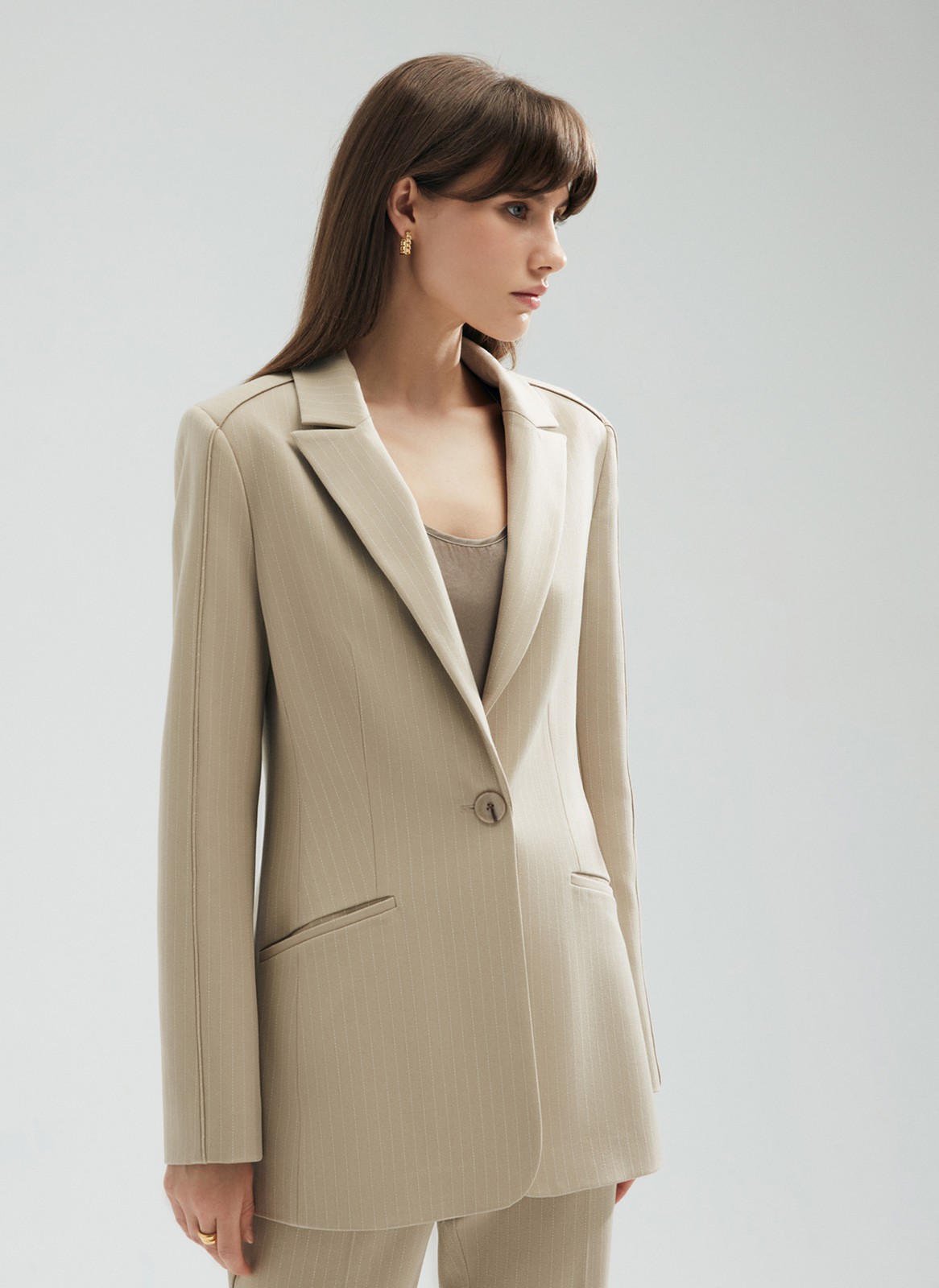 Однобортный приталенный жакет, цвет: КОФЕЙНЫЙ В ПОЛОСКУ Allweneed
В этом сезоне мы решили разнообразить модели oversize и добавили в коллекцию однобортный приталеный жакет. Универсальная длина до середины бедра, застёжка на 2 пуговицы, 2 кармана с листочкой. Декоративный шов с кантиком на рукаве и плече. Эта модель отлично подчеркивает талию. Мы рекомендуем носить с актуальной в новом сезоне мини-юбкой и брюками-клёш полной длины. Три цвета на ваш выбор: молочный, черный и кофейный в полоску.
На модели размер XS